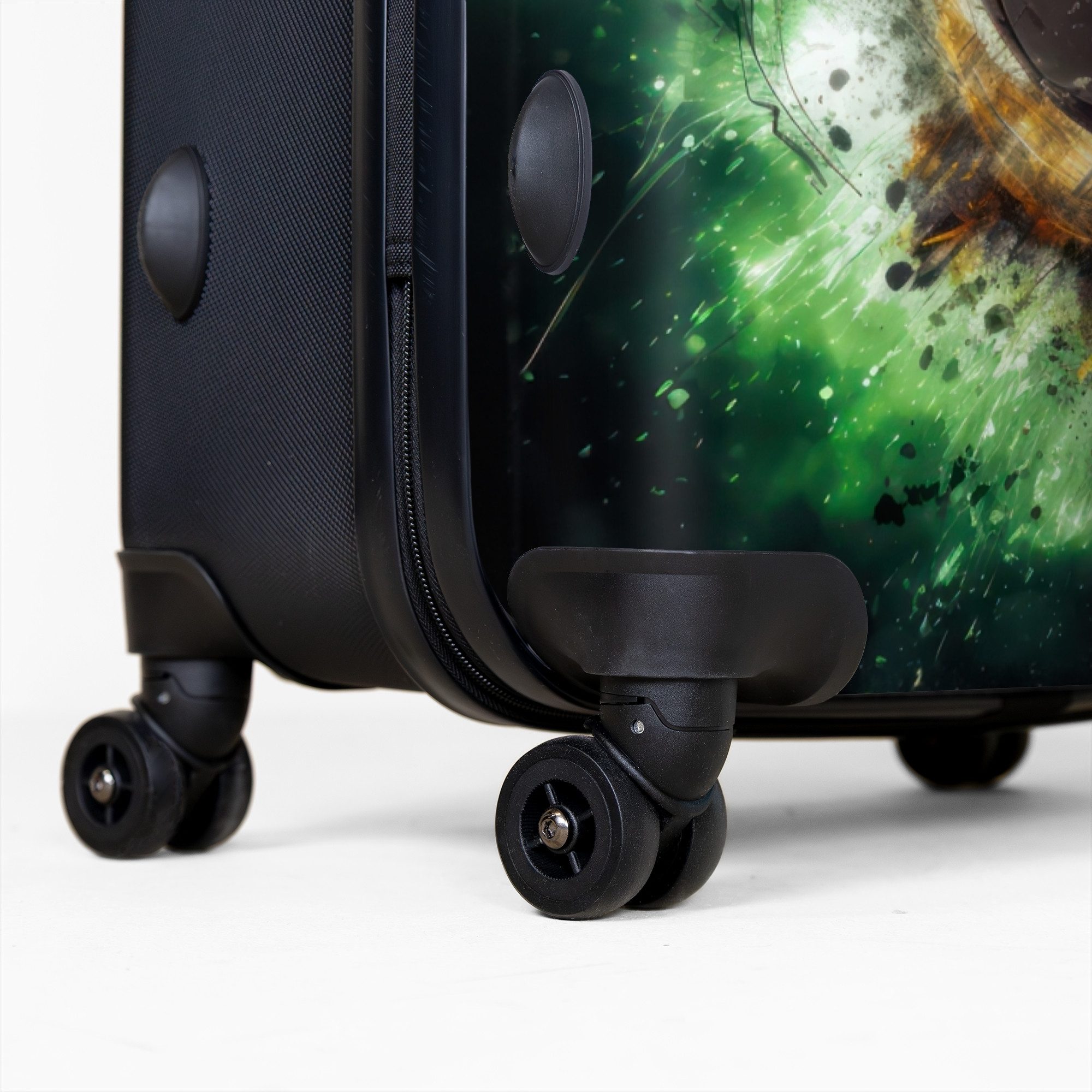 NoBoringSuitcases.com© Kinderkoffer Fußball - Grün 77 cm - 98 L, 8 Rollen, Großer Reisetasche mit Rollen für 30kg, Kinderkoffer