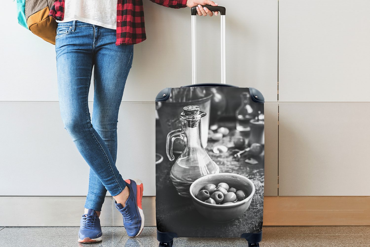 MuchoWow Handgepäckkoffer Oliven in einer Glasflasche Handgepäck Schale für eine - Reisetasche Ferien, Öl 4 Trolley, und Rollen, mit mit schwarz und weiß, Reisekoffer rollen