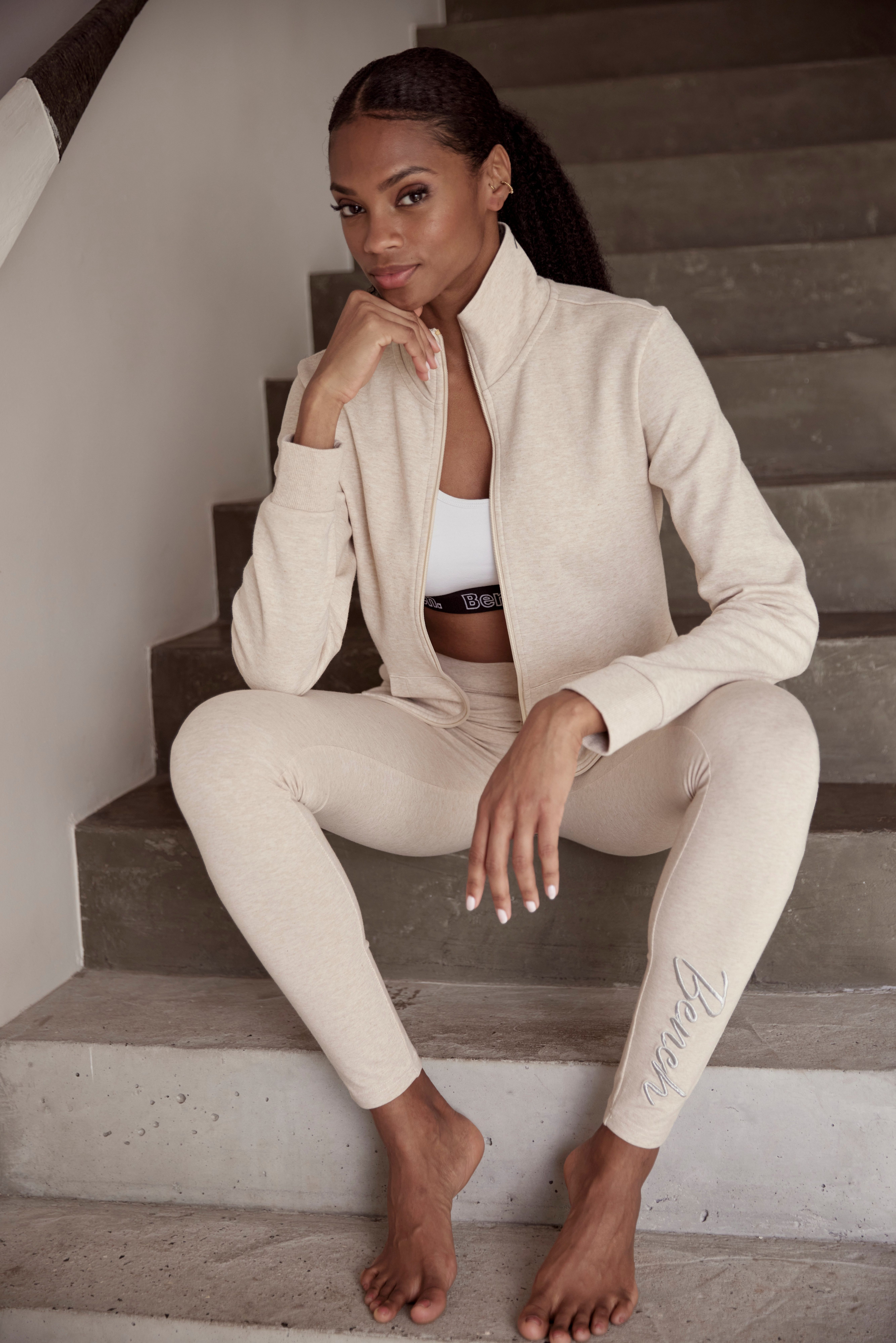 Bench. Loungewear Sweatjacke mit glänzender Logostickerei am Stehkragen, Loungewear