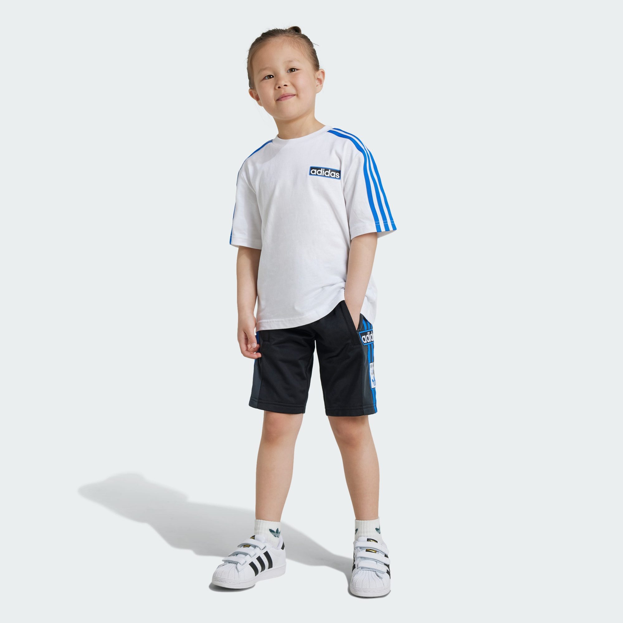 adidas Originals Jogginganzug KIDS SHORTS UND T SHIRT SET Oberteil locker geschnitten Shorts regular geschnitten