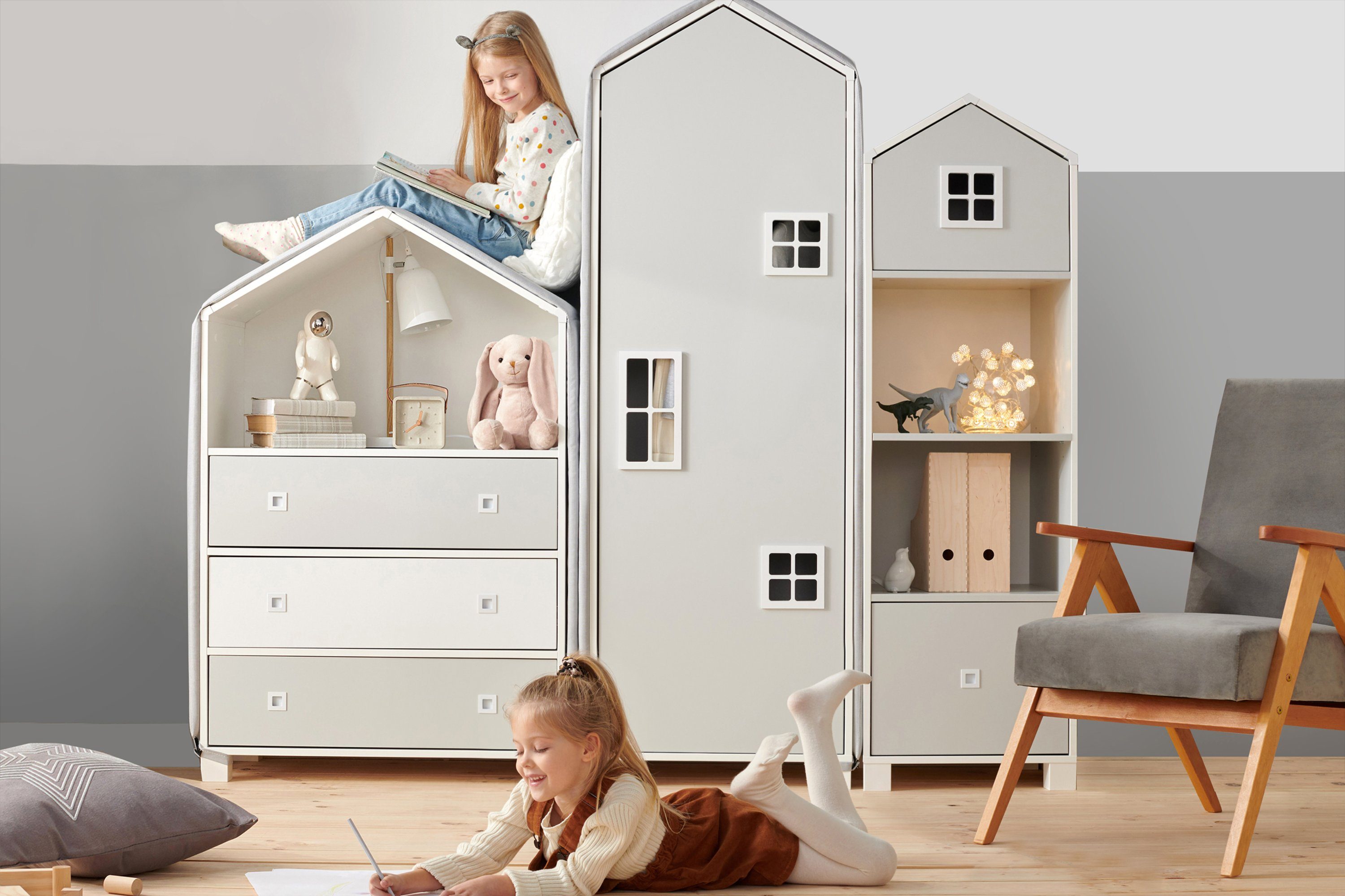 Konsimo Babyzimmer-Komplettset MIRUM Kindermöbel-Set Kinderkomplettzimmer, Kommode, 2x Bücherregal Hausform Möbel weiß / grau