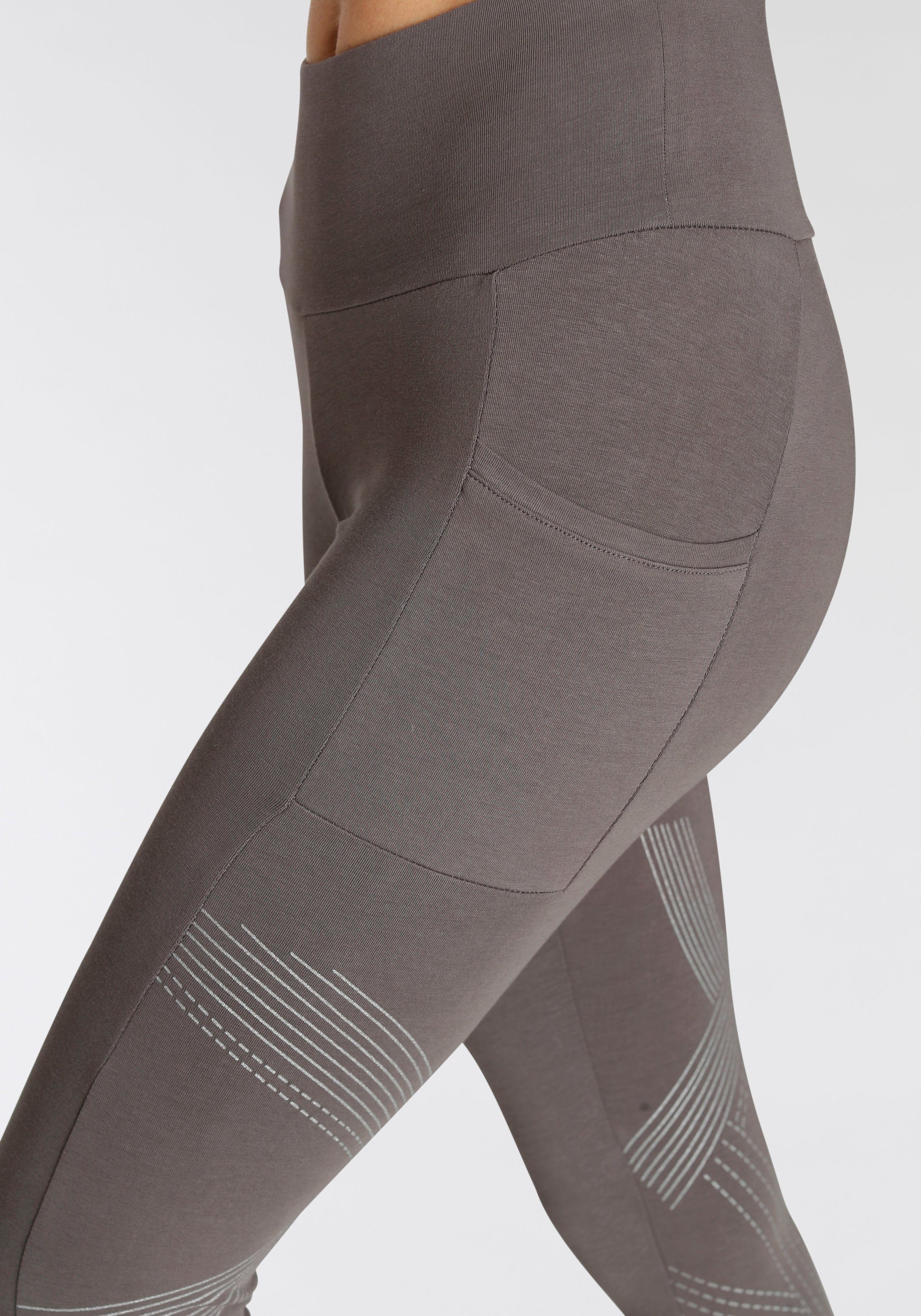 LASCANA ACTIVE Leggings mit optischen Reflektorprint und Loungewear taupe Handytasche