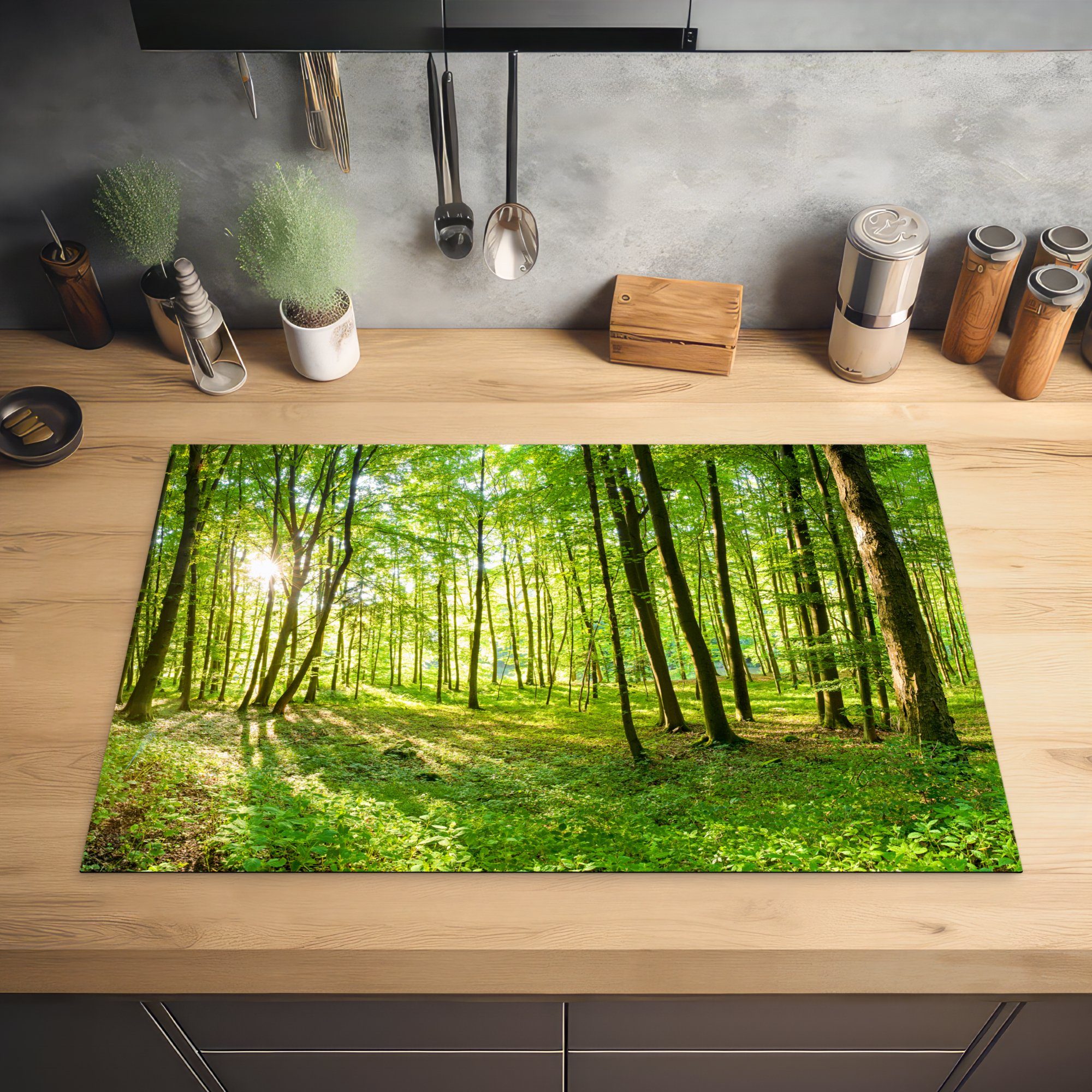 tlg), Wald für Grün cm, - Vinyl, - Arbeitsplatte - Herdblende-/Abdeckplatte 81x52 Bäume Ceranfeldabdeckung, MuchoWow Sonnenlicht, (1 küche Natur -