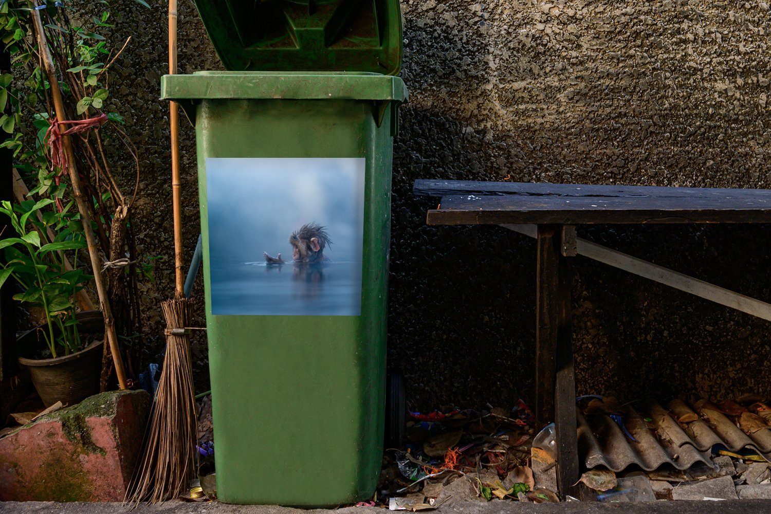 Affe - Japanisch Tiere - Mülltonne, Wasser Sticker, St), (1 Wandsticker Mülleimer-aufkleber, Natur - - MuchoWow Container, Abfalbehälter