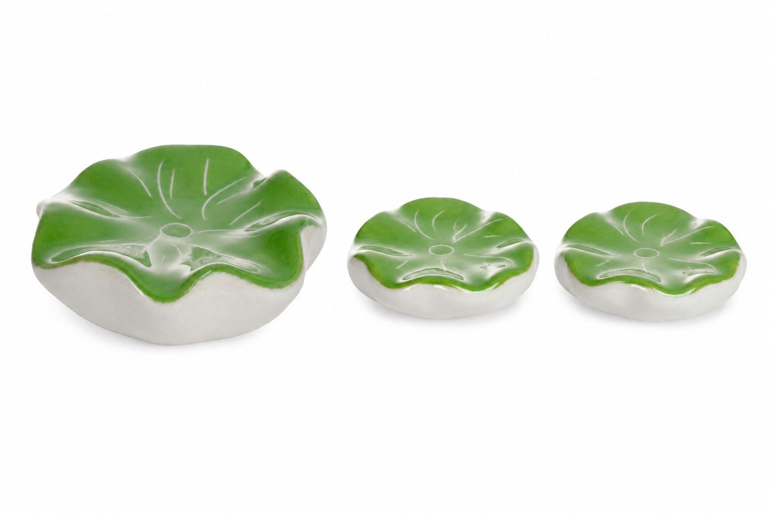 finehomegarden Teichfigur Lotusblatt Schwimmend aus Porzellan – Grünes Design – Garten, (Set, 3-St., 3er Set), 2x Ø6cm + 1x Ø8cm Gartenteich 3er Set Miniteich Teich