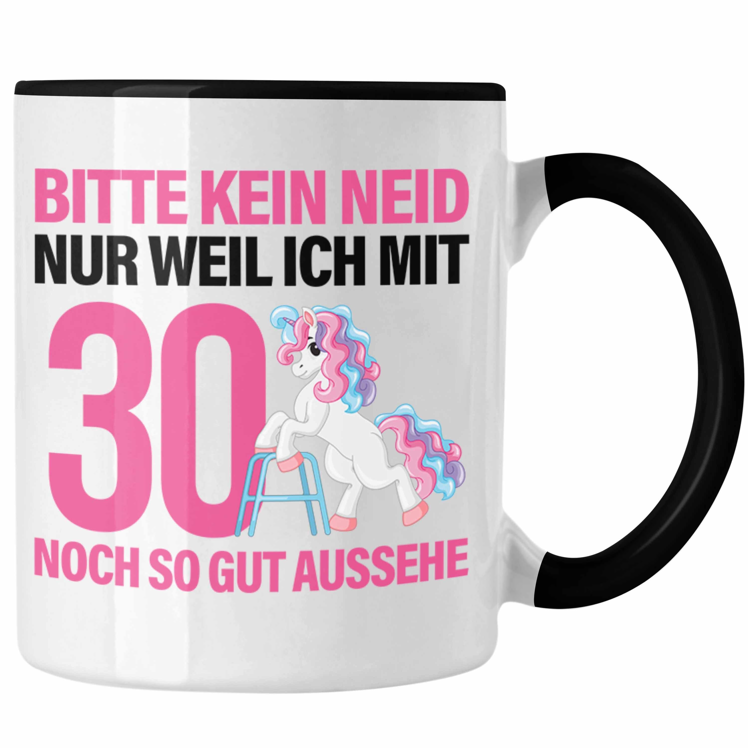 Trendation Tasse Trendation - 18. Geburtstag Tasse Geschenk Mädchen Geschenkidee Lustig Spruch 18 Geschenke Geschenkideen zum 18 Bday 18er Tochter Schwarz