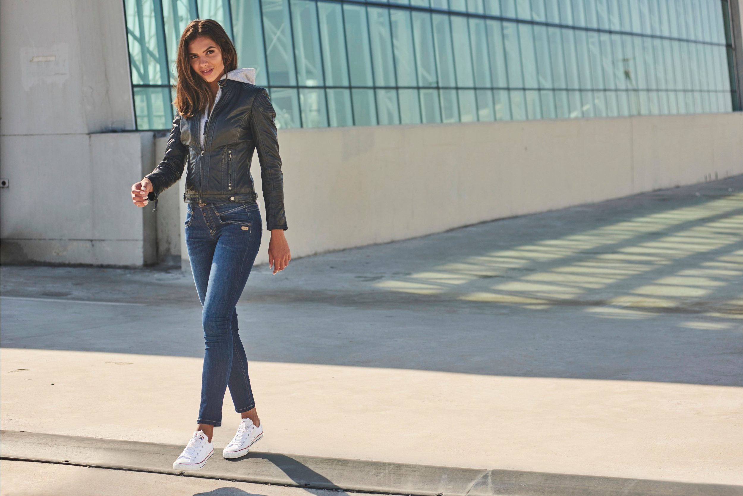 TOM TAILOR Slim-fit-Jeans Alexa mit Knopfleiste Slim dekorativ und Passe gesteppter