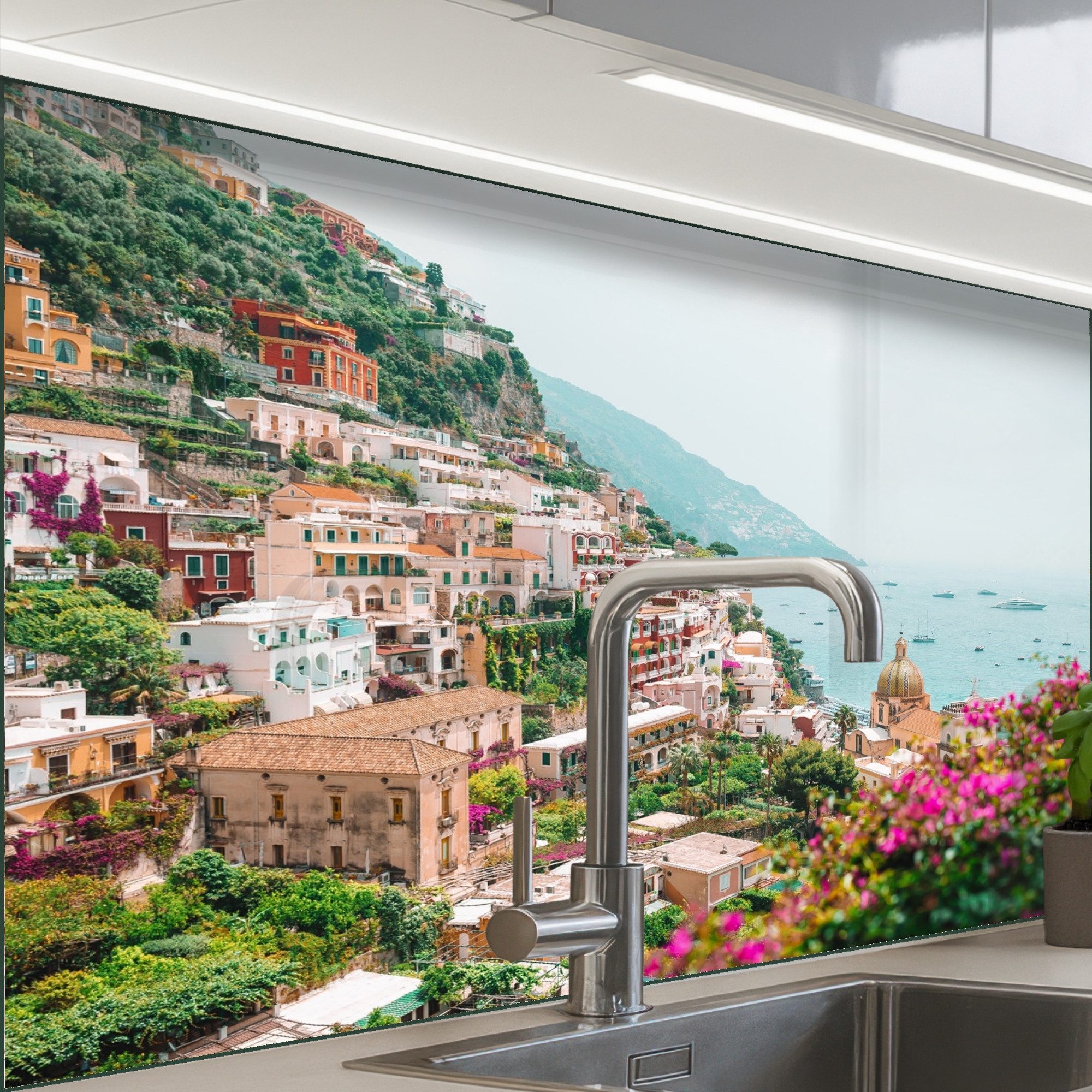 KitchenYeah Küchenrückwand selbstklebend Berg - Wasser - Stadt, (1-tlg), Spritzschutz, Küche, Rückwand, Küchenwand, Küchenfront, 80x60 cm