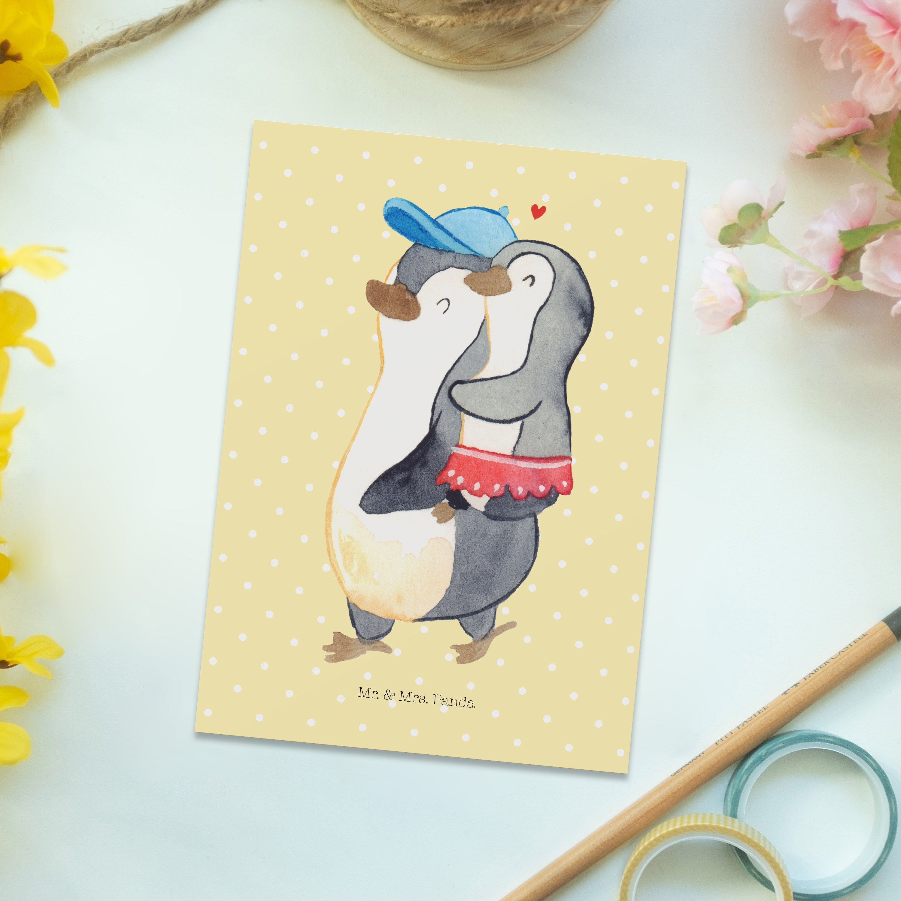 Mr. & Mrs. Panda Postkarte Pinguin Kleine Schwester - Gelb Pastell - Geschenk, Einladungskarte