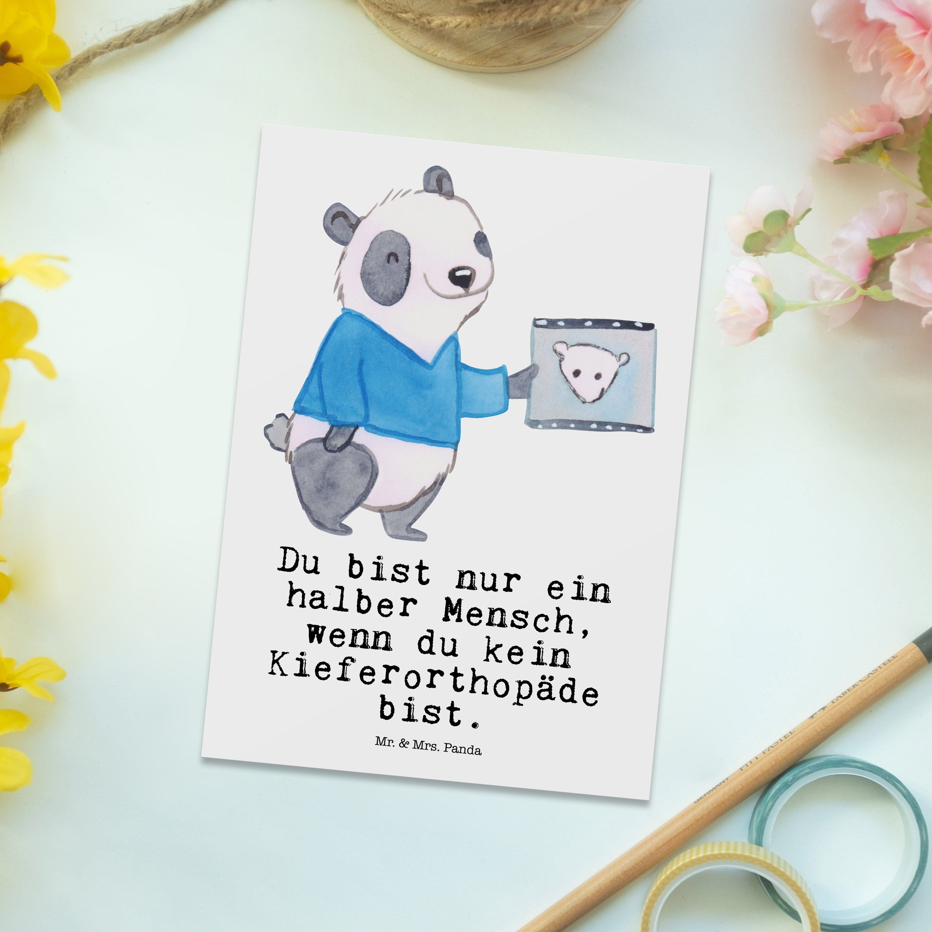 Mr. & Mrs. Panda Kieferorthopäde mit Geschenk, Weiß - Geschenkkarte, Postkarte Arbeitskol Herz 