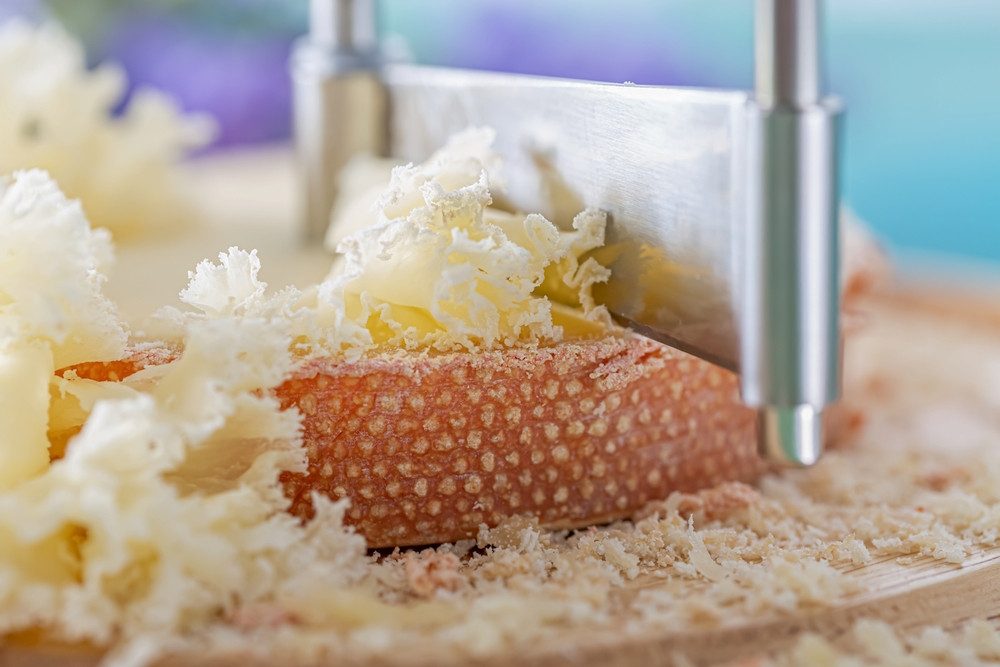 GSD HAUSHALTSGERÄTE Käsehobel Käsereibe für kulinarische Kreationen, Edelstahl, Holz, für „Tête de Moine“, ideal für Käse und Schokolade