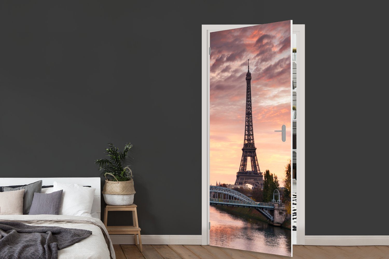 Tür, Türaufkleber, für Matt, 75x205 orangefarbener MuchoWow Fototapete wunderschöner Türtapete Ein cm Himmel (1 St), bedruckt, über in Paris, Eiffelturm dem