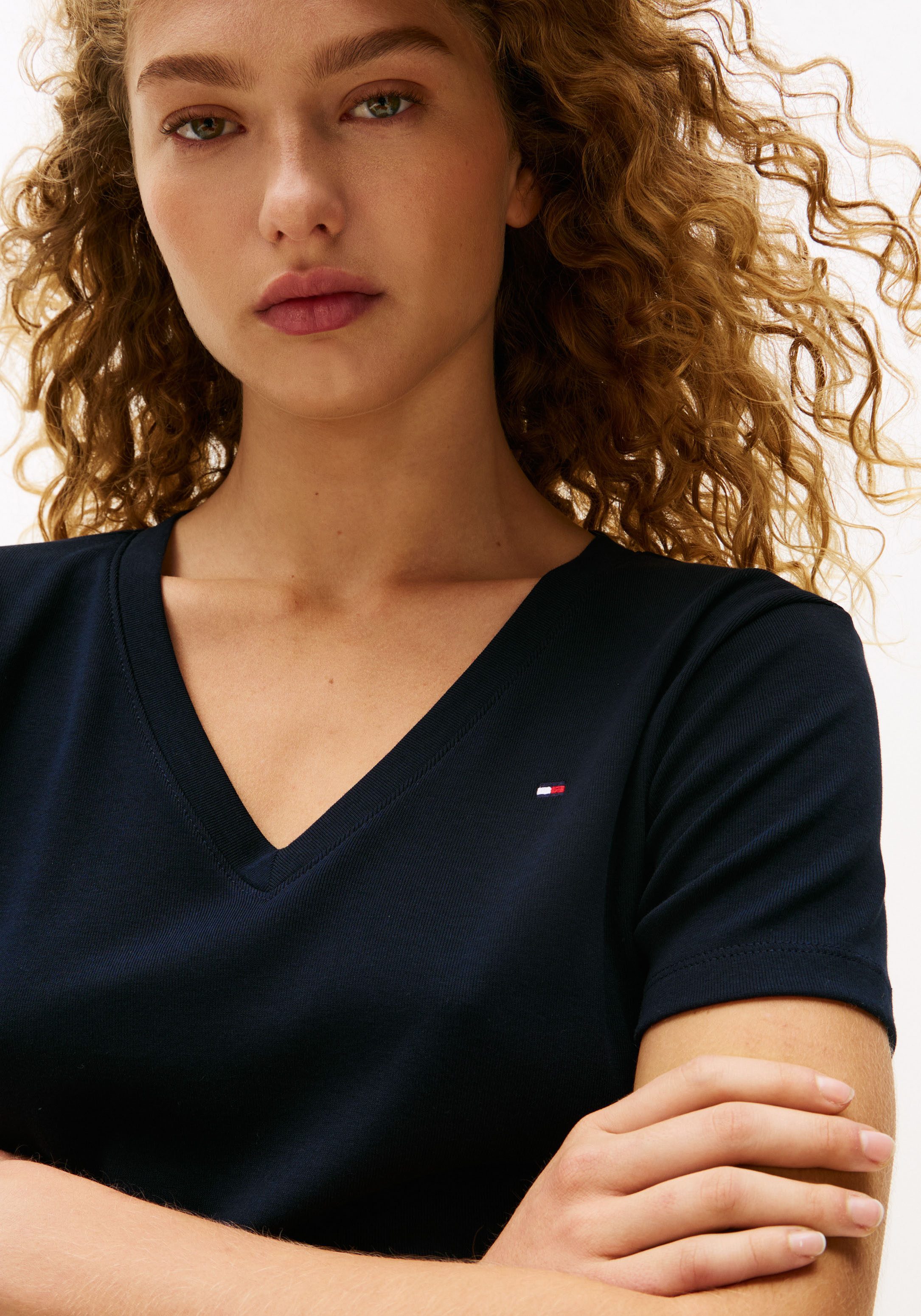 Tommy Hilfiger T-Shirt SLIM CODY V-NK SS mit V-Ausschnitt und Streifen Baum günstig online kaufen