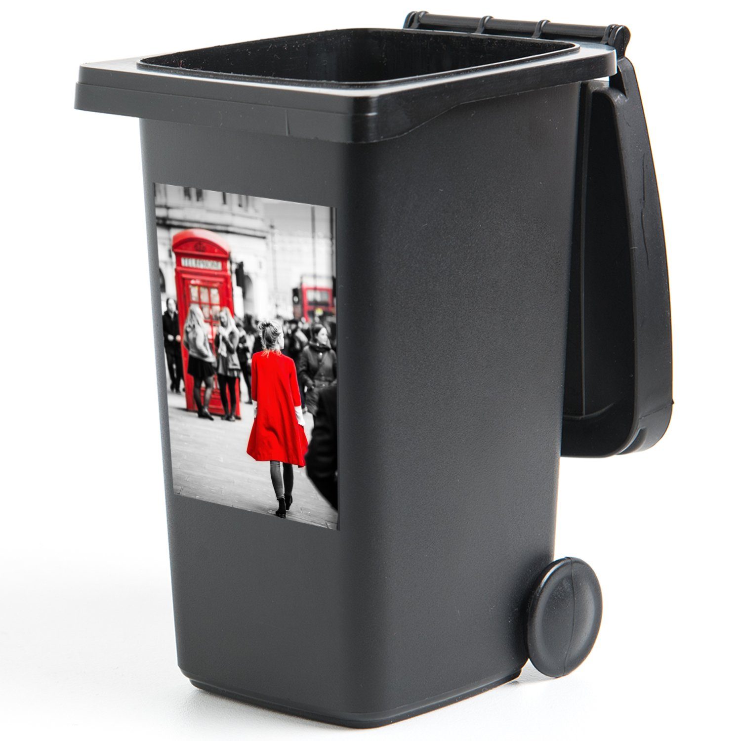 MuchoWow Wandsticker Schwarz-Weiß-Foto einer Frau roten Abfalbehälter Jacke, (1 durch St), Sticker, Container, Mülleimer-aufkleber, einer die die in Mülltonne