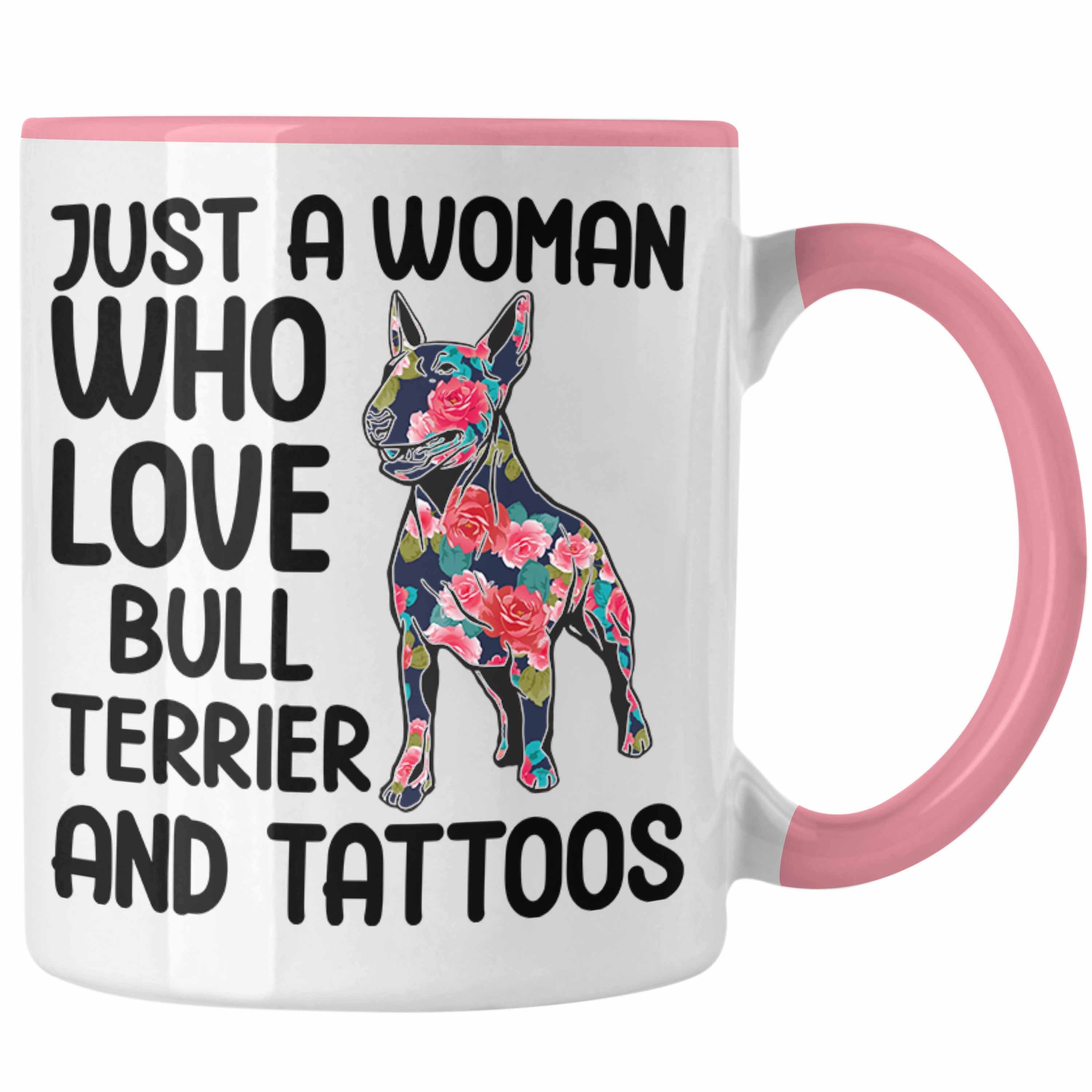 Trendation Tasse Trendation - Bullterrier Besitzerin Geschenk Tasse Bullterrier Tattoo Frauen Geschenk Just A Woman Who Loves Bull Terrier and Tattoos Rosa
