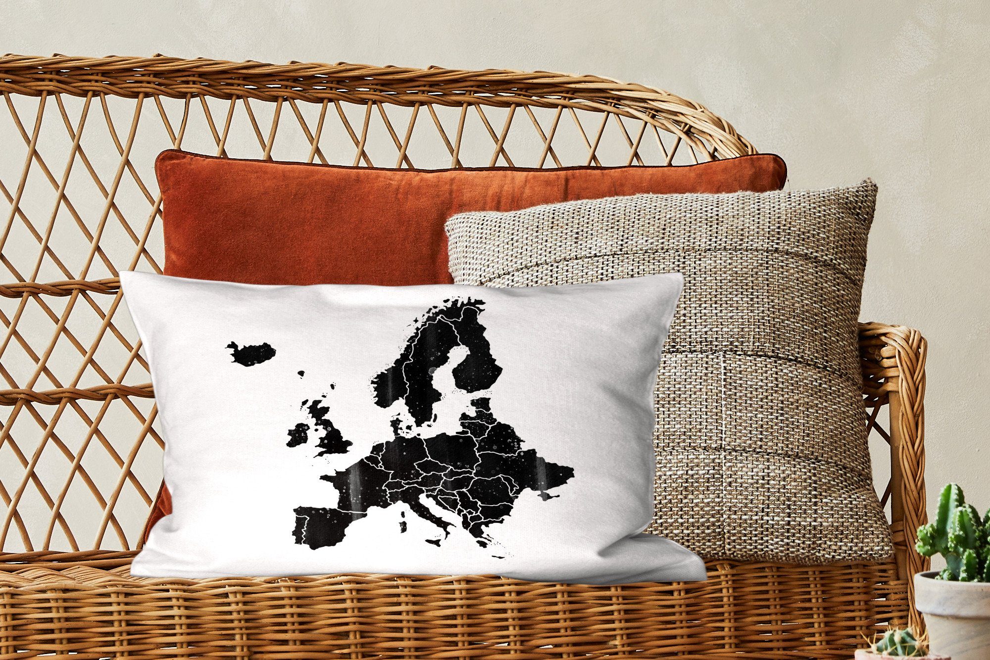 MuchoWow Dekokissen Europa-Karte mit dunkler Füllung, Dekokissen -, Schlafzimmer Zierkissen, helleren und Wohzimmer Dekoration, Flecken Aquarellfarbe mit