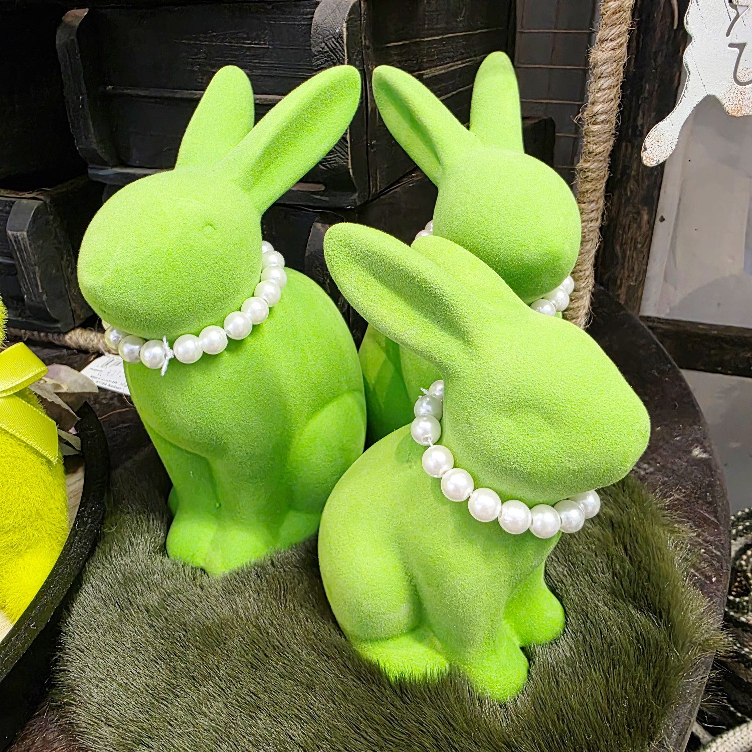 Macosa Home Osterhase mit Perlenkette 2er Set beflockt Lila, Pink oder Grün Steingut (Hasenfigur, Figur Dekohase Dekofigur Ostern Dekoration Tischdeko), Dekohase Hase Skulptur Oster-Deko Osterdekoration