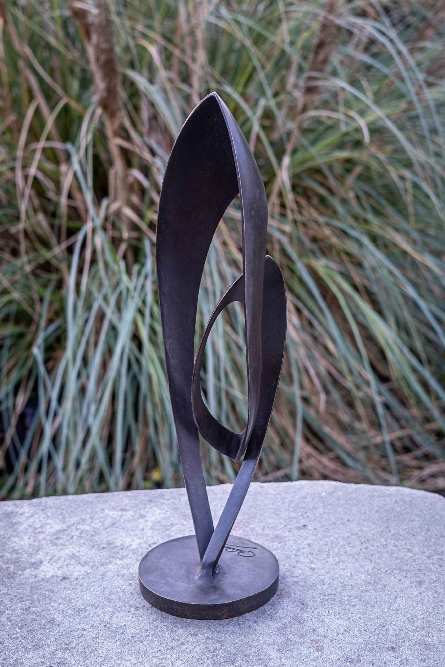 gegossen Die Bronze Bronze-Skulptur robust Regen Langlebig von "Endless", in Moderne sehr Hand – Modelle patiniert. witterungsbeständig Bronze in und – – gegen UV-Strahlung. Frost, Kleine Gartenfigur IDYL und Wachsausschmelzverfahren werden IDYL