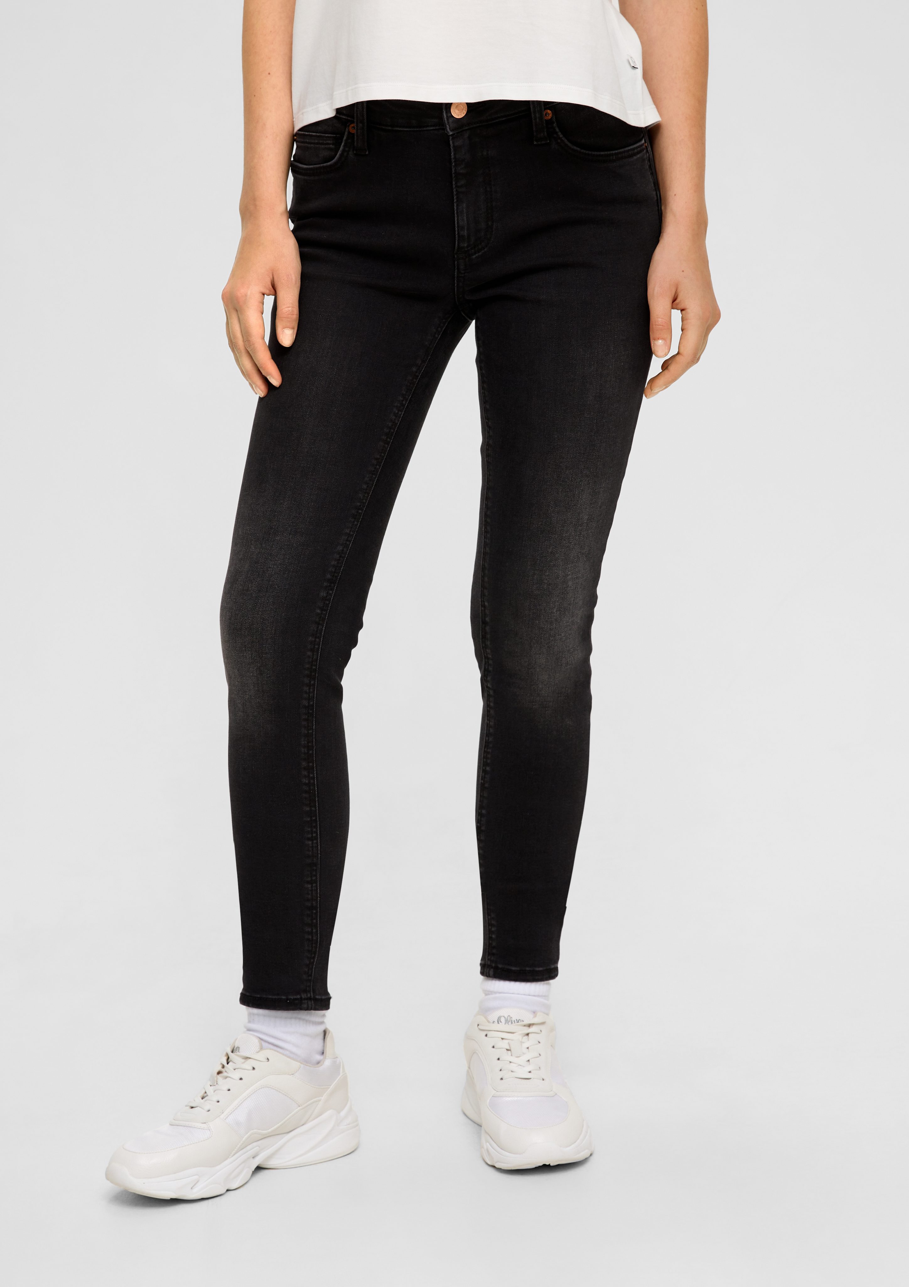 QS Stoffhose Jeans Sadie / / Mid Skinny Label-Patch, Fit / Rise dunkelgrau Leg Skinny Logo