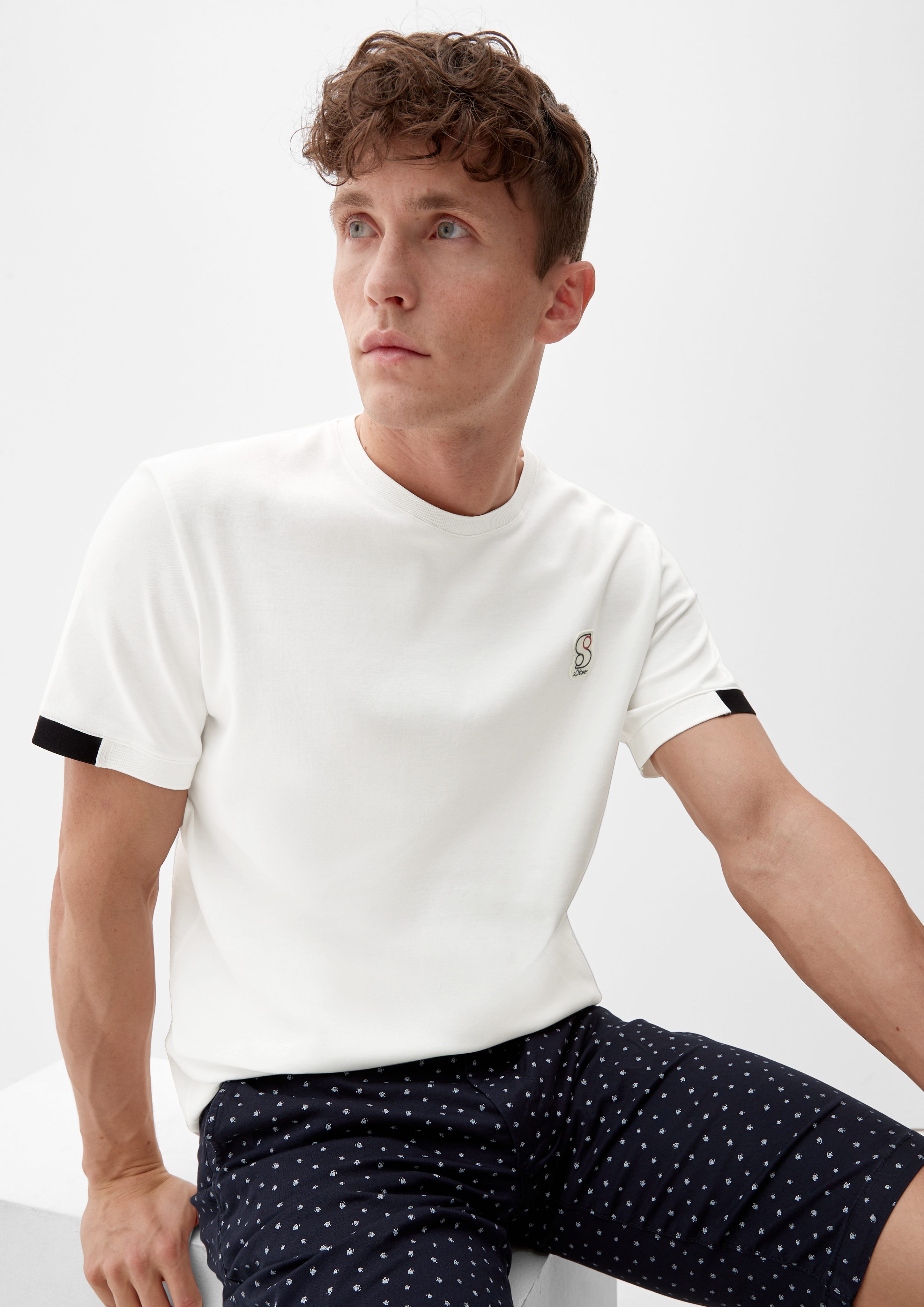 s.Oliver Kurzarmshirt T-Shirt mit Labelpatch Label-Patch, Kontrast-Details weiß