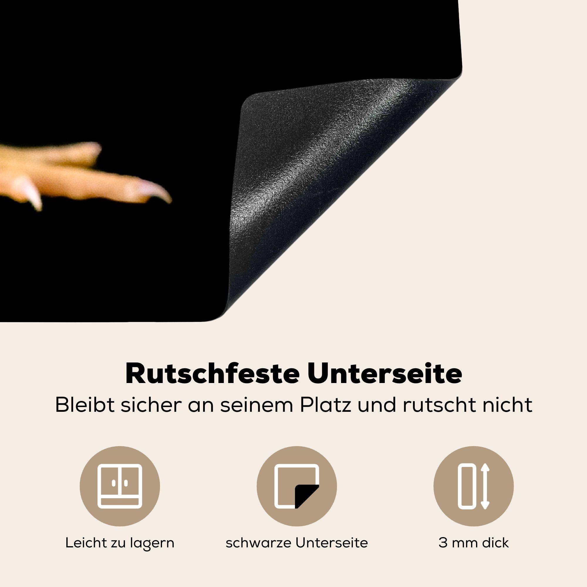 Arbeitsplatte Vinyl, vor Ceranfeldabdeckung, cm, Kleines Küken küche 78x78 MuchoWow Herdblende-/Abdeckplatte Hintergrund, (1 tlg), schwarzem für