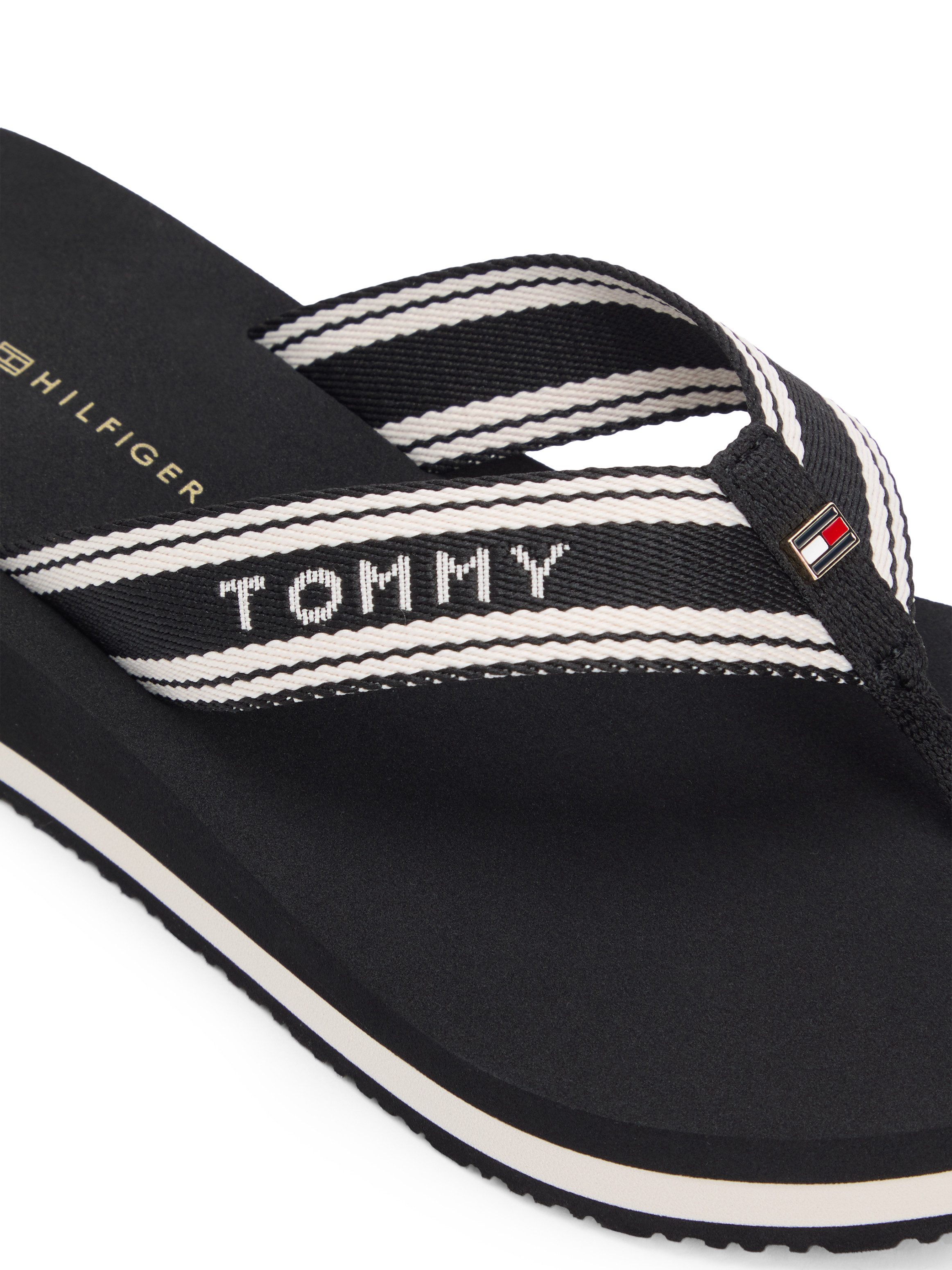 Tommy Hilfiger TH FLAG PRINT SUMMER SANDAL Zehentrenner Keilabsatz, Plateau, Sommerschuh, Dianette mit gestreifter Bandage