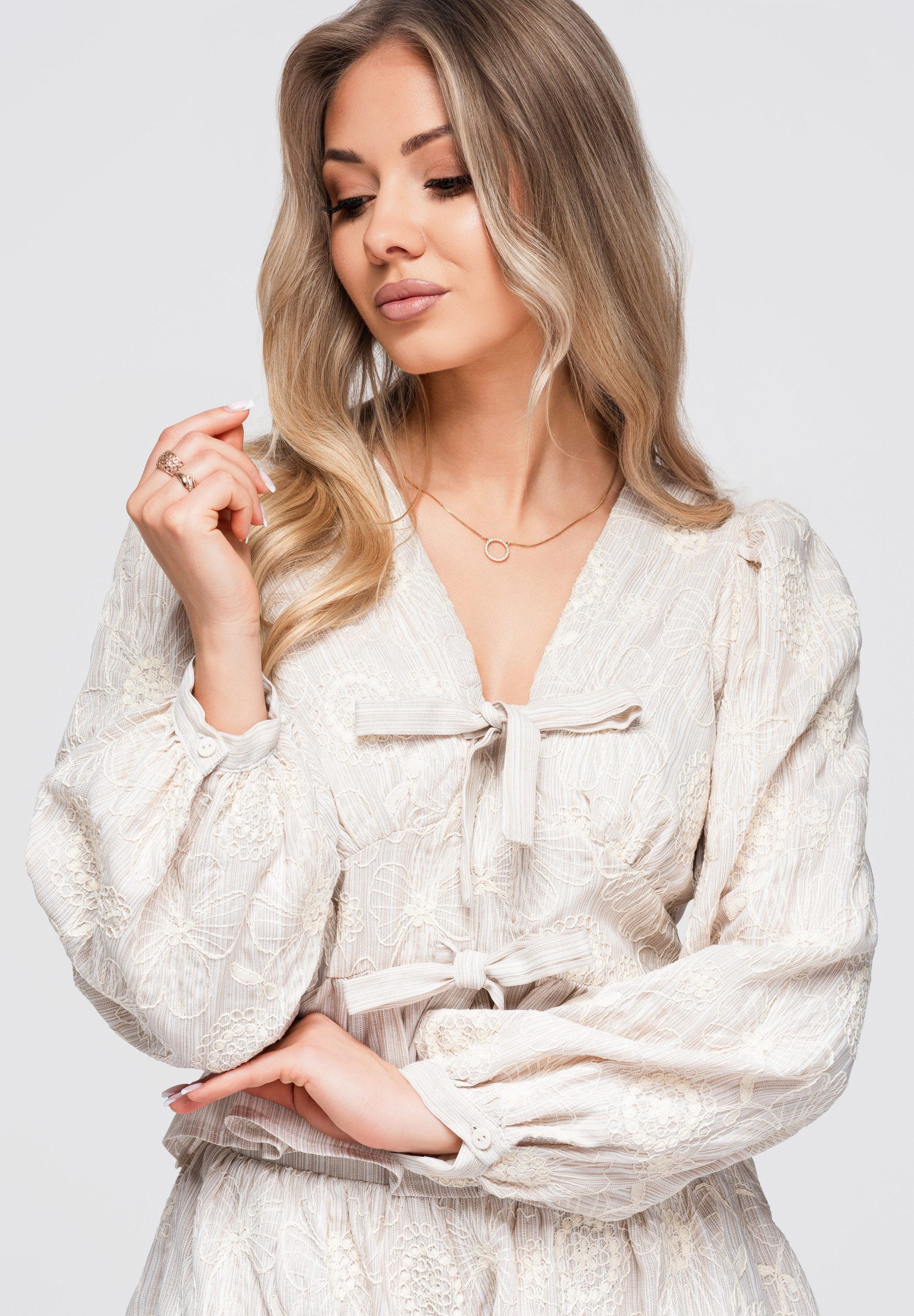 OMBRE Hemdbluse Damen Bluse mit V-Ausschnitt und Rüschen Beige M (kein Set, 1-tlg) bestickte Blumenapplikationen