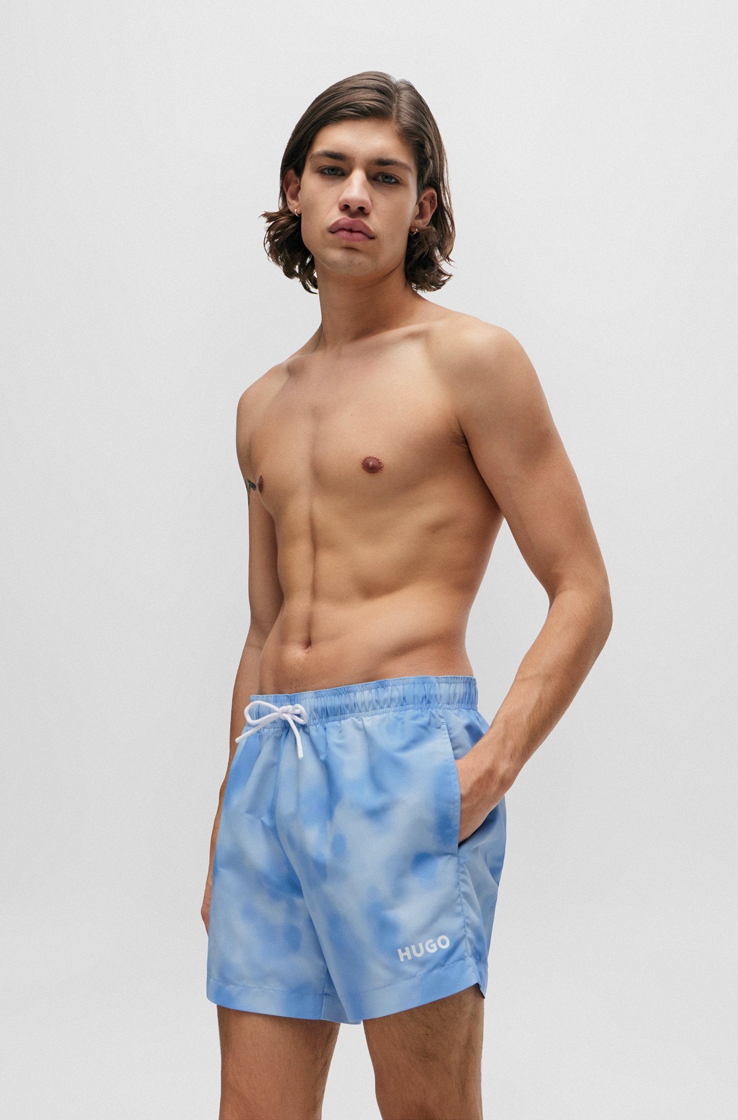 HUGO Badeshorts WES mit Batik-Print