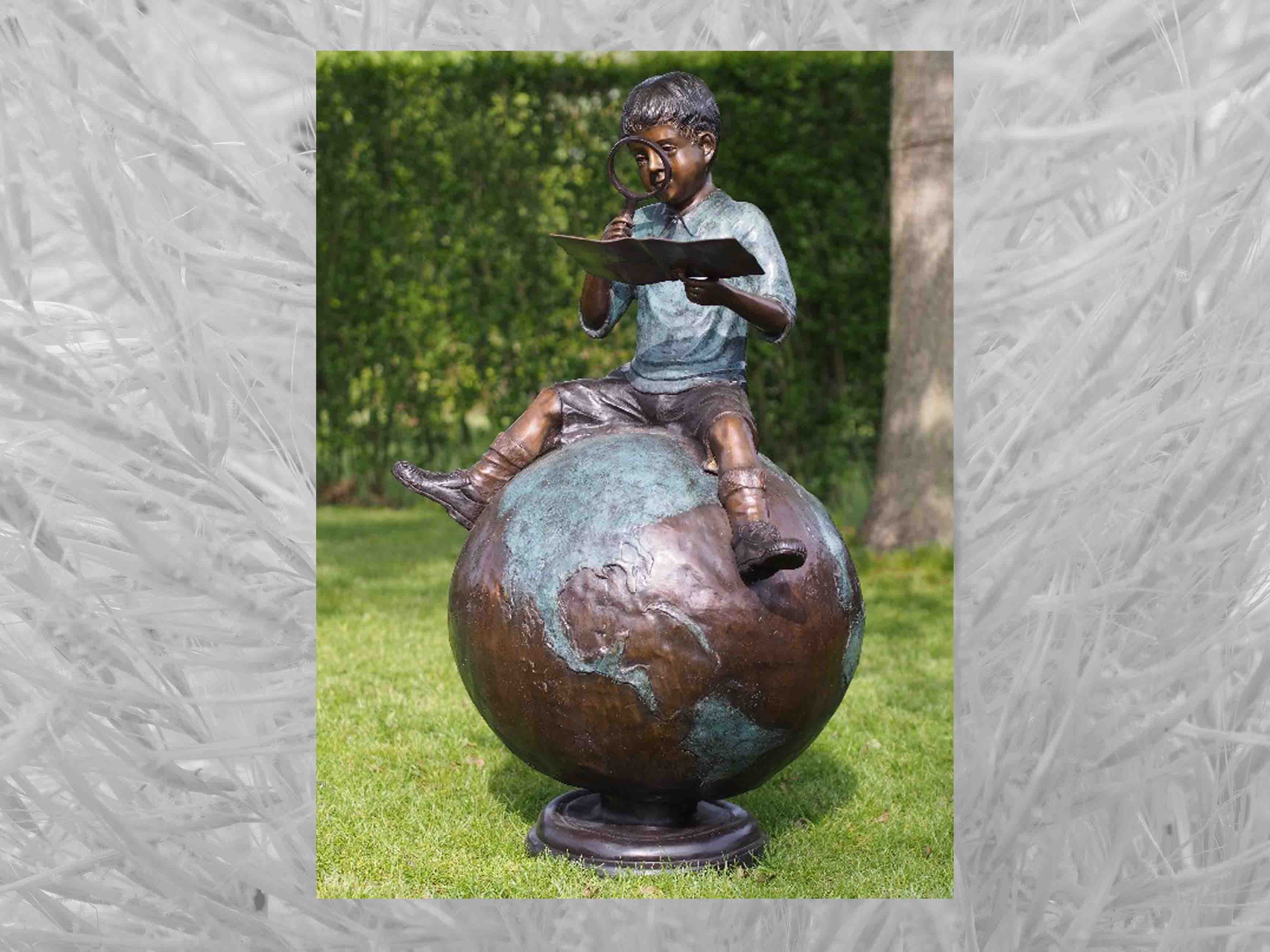 IDYL Gartenfigur IDYL Bronze-Skulptur Junge sitzend auf Globus, Bronze
