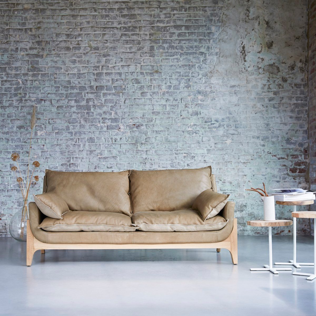 Tikamoon Sofa Woodnest Sofa 2-Sitzer aus massivem Eichenholz und Leder Cheyenne