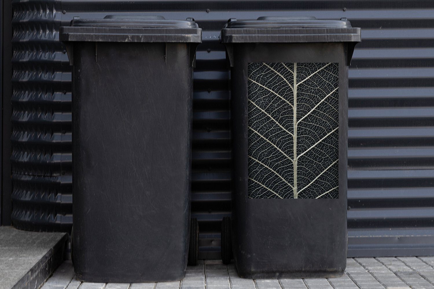 MuchoWow Mülltonne, auf Blattskeletts St), Abfalbehälter Nahaufnahme eines Mülleimer-aufkleber, Eine (1 Hintergrund schwarzem Sticker, Container, Wandsticker