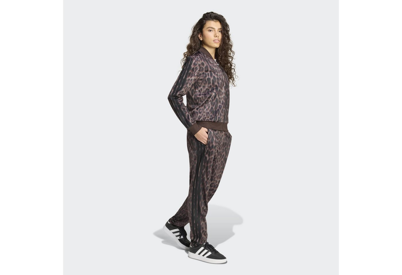 adidas Sportswear Trainingsanzug ESSENTIALS 3-STREIFEN ANIMAL AOP (2-tlg), mit durchgehendem Reißverschluss, mit Stehkragen, mit Allover-Print