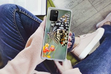 MuchoWow Handyhülle Seiten Schmetterling auf Blume, Phone Case, Handyhülle Samsung Galaxy S10 Lite, Silikon, Schutzhülle