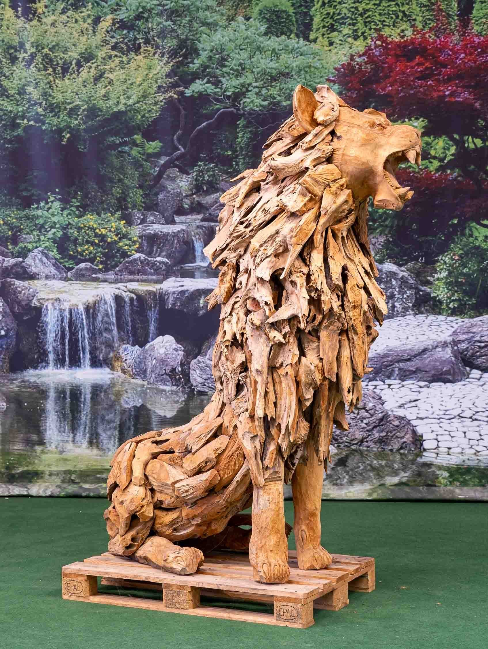 IDYL Gartenfigur IDYL Teak Holz Figur "Löwe sitzend groß", Wurzeln des Teakbaumes in mühseliger Handarbeit hergestellt