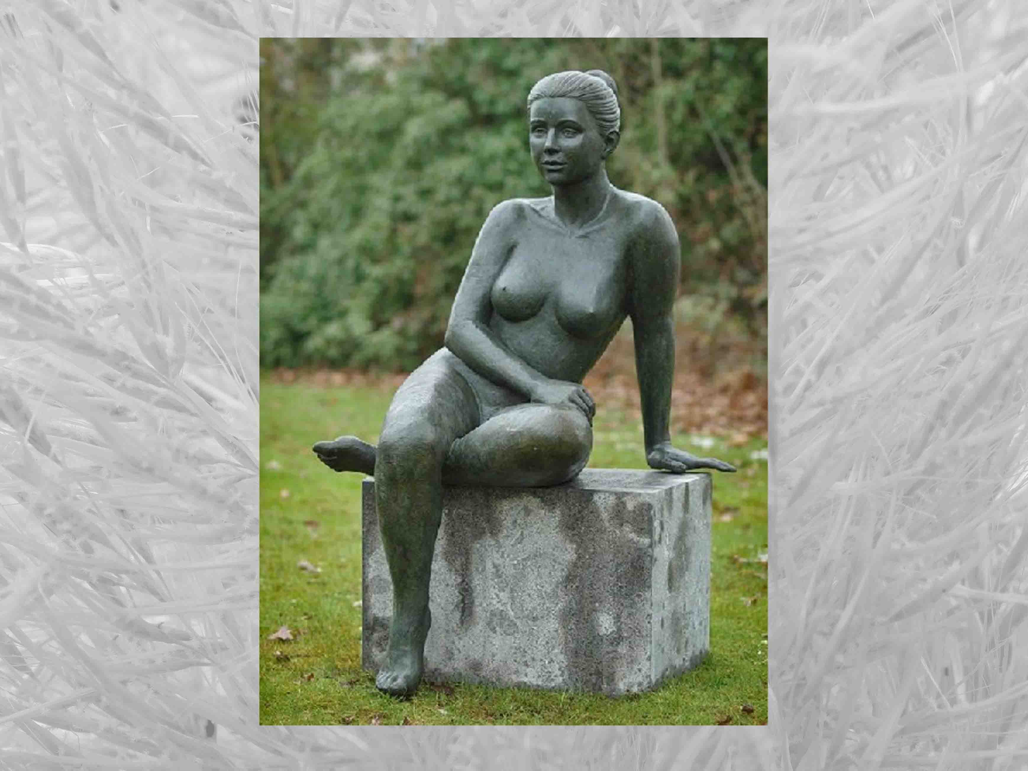 IDYL Gartenfigur IDYL Bronze-Skulptur Nackte Frau sitzend, Bronze – sehr robust – Langlebig – witterungsbeständig gegen Frost, Regen und UV-Strahlung. Die Modelle werden in Wachsausschmelzverfahren in Bronze gegossen und von Hand patiniert.
