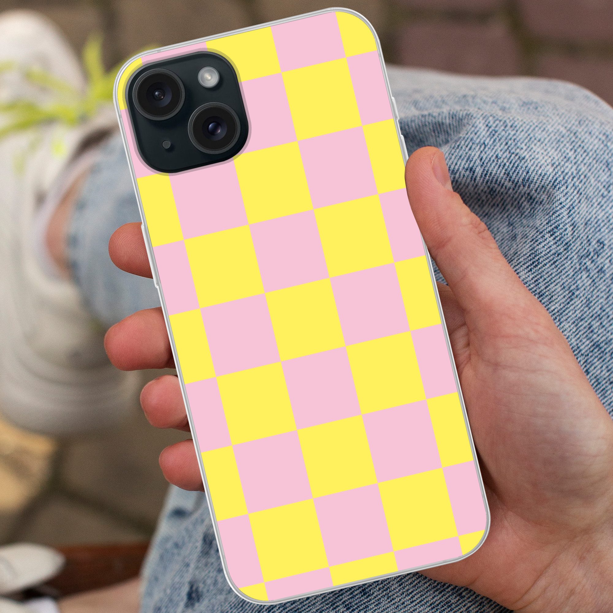 MuchoWow Handyhülle für Apple iPhone 15 Plus Schachbrettmuster - Gelb - Rosa - Würfel, Smartphone-Bumper, Print, Handy Schutzhülle Dünn