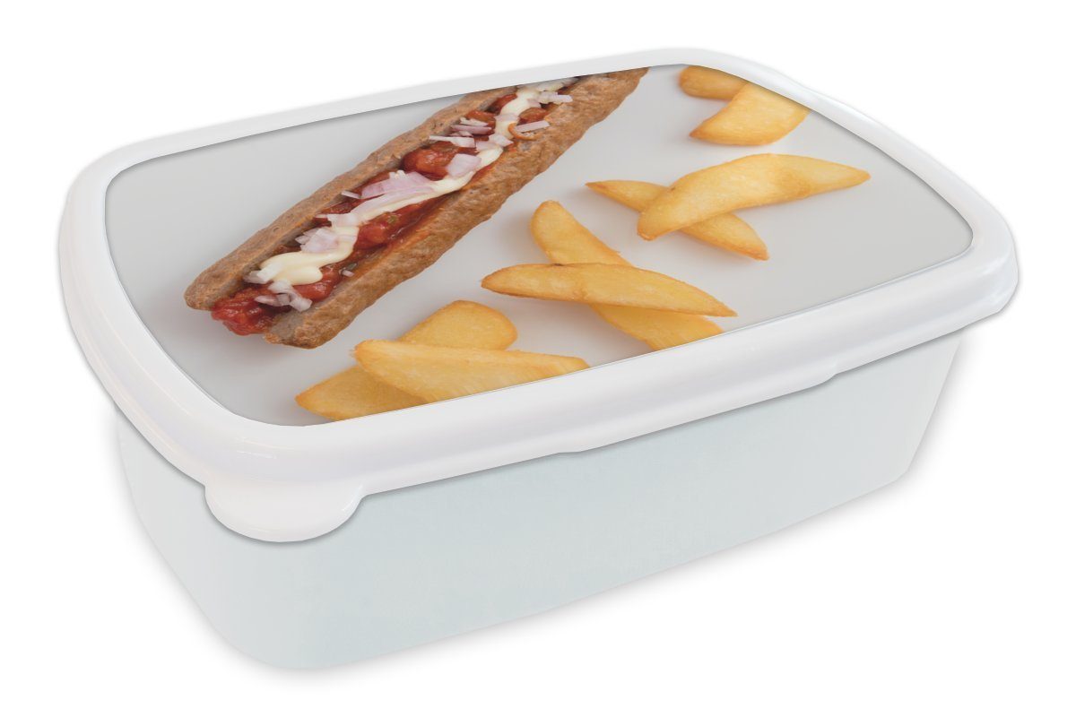 MuchoWow Lunchbox Gesegnete Frikandelspezialität mit Pommes frites auf einem weißen, Kunststoff, (2-tlg), Brotbox für Kinder und Erwachsene, Brotdose, für Jungs und Mädchen
