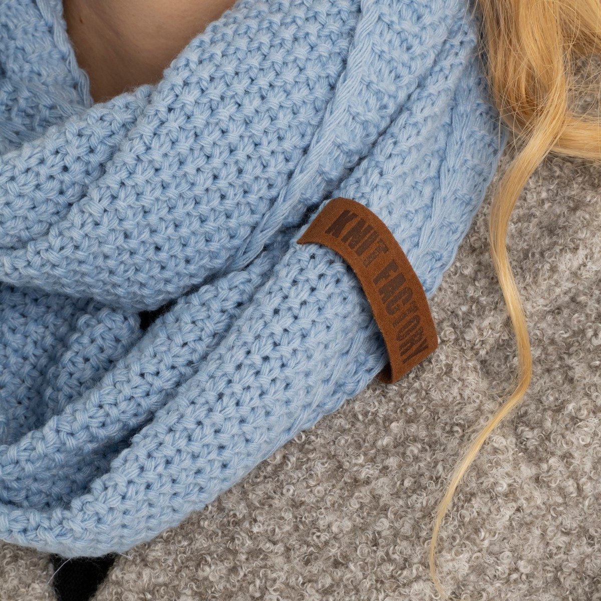 Knit Factory Strickschal Coco Loop Schal Crystal Blue One Size, (Set, 1-St. Spar-Set), Schal Damen Herren set loop tücher schals winter Strick Mode herbst