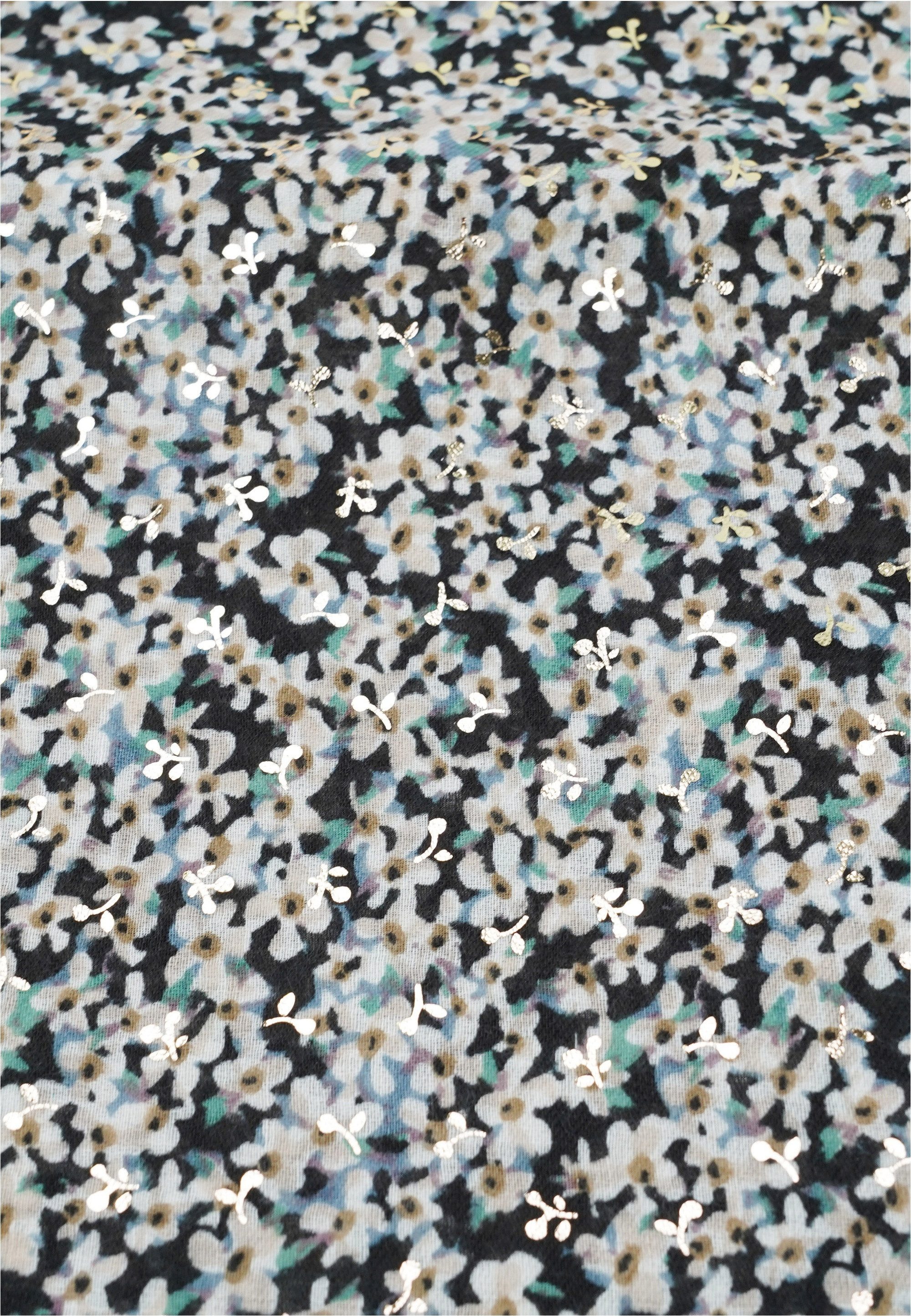 Harpa Modeschal PEPPER, mit floralem Allover-Print und Metallic-Effekt