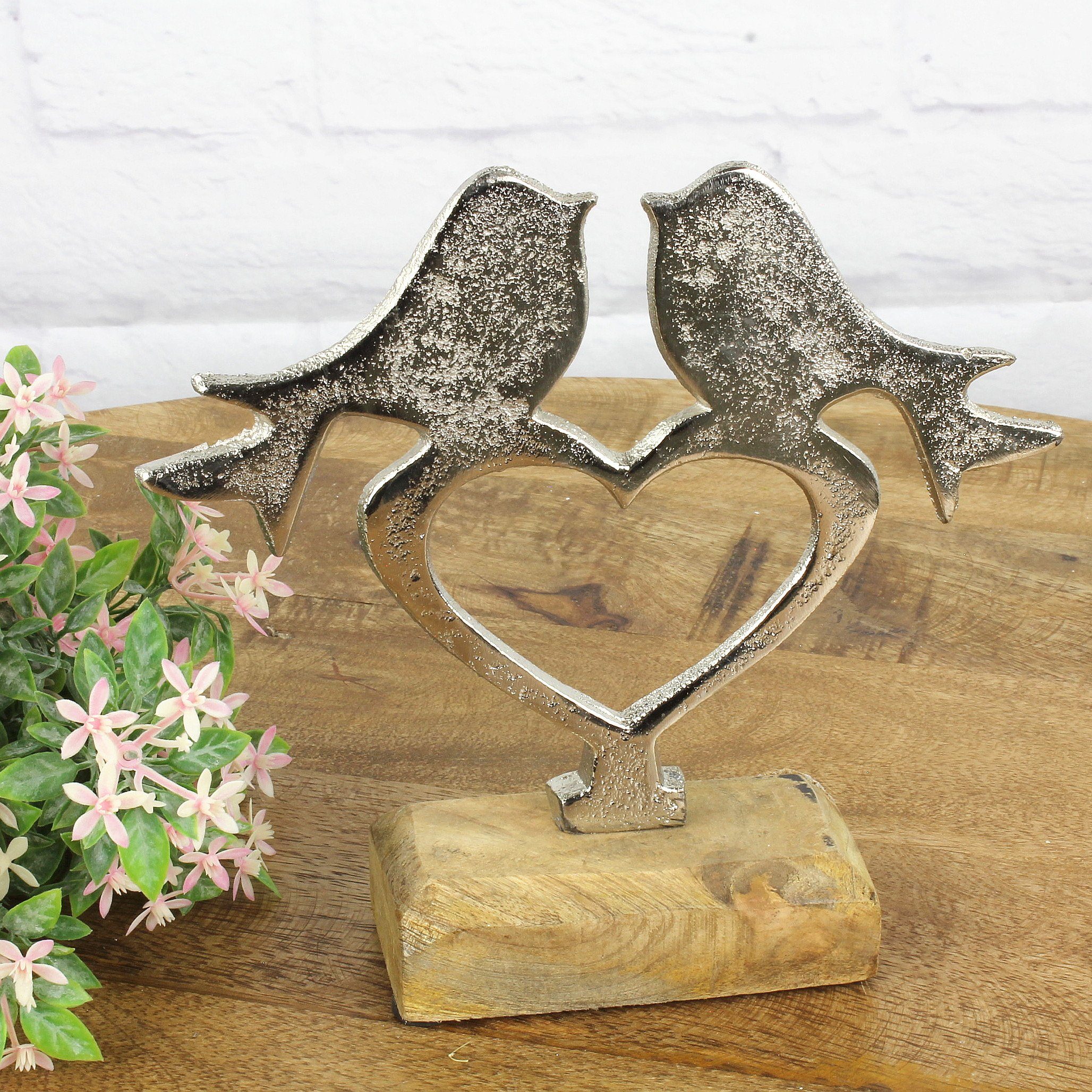 Macosa Home Dekofigur Skulptur Holz Metall Vögel Herz Silber Wohndeko Tiere (19 x 6 x 17 cm), Dekoherz Metallherz Sockel Metallvogel