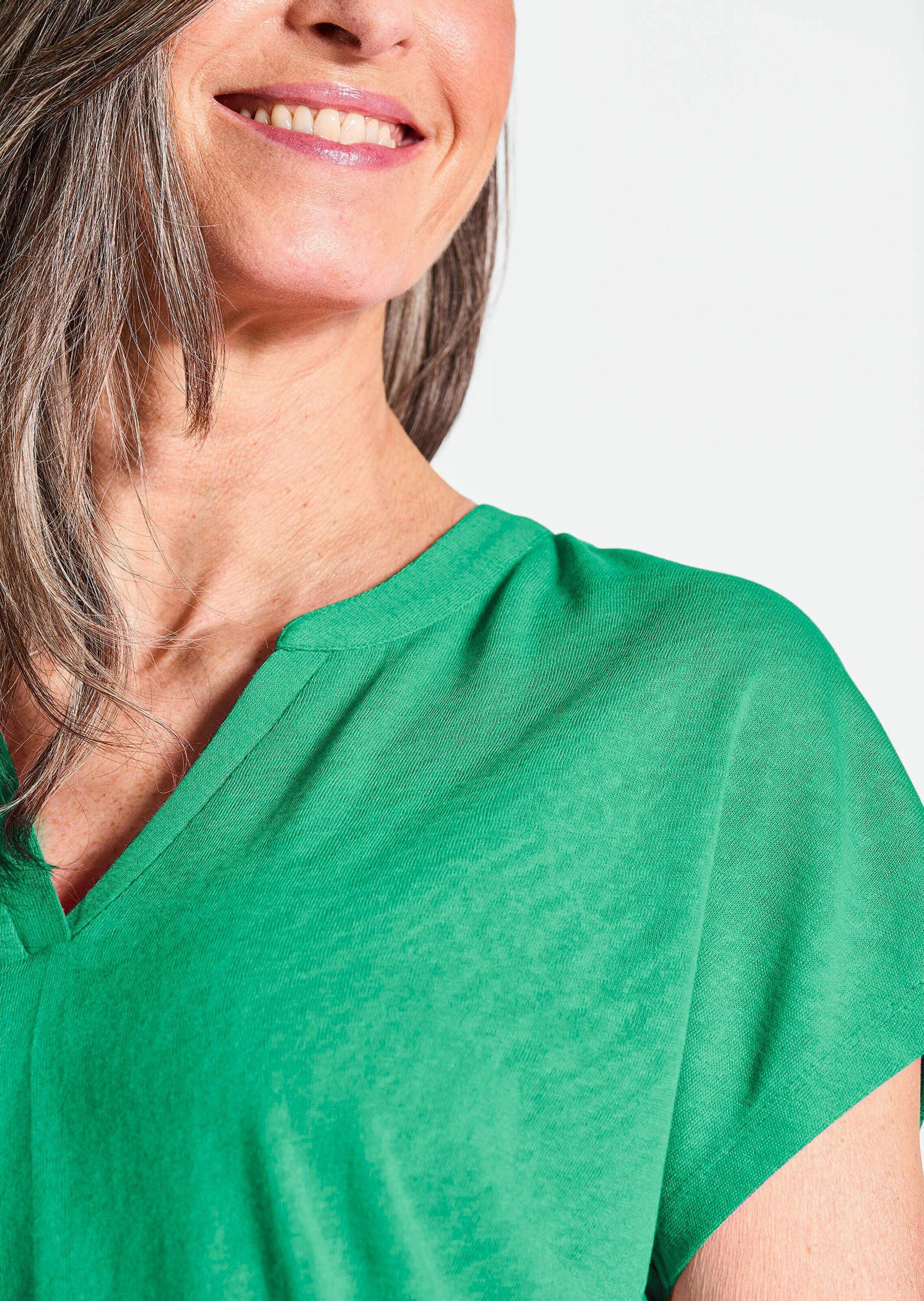 GOLDNER T-Shirt Luftiges Basicshirt mit V-Ausschnitt Strukturierter Jersey, V-Ausschnitt, Basic-Länge, Kurzarm