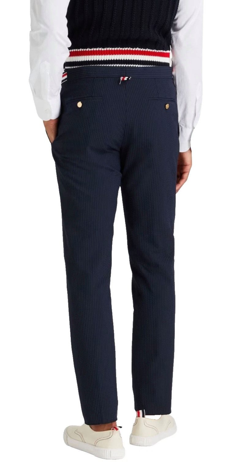 THOM BROWNE Anzughose Seersucker gestreift Slim Fit Herren Hose Navy Riemen, Gold Knöpfen und Verdeckter Haken