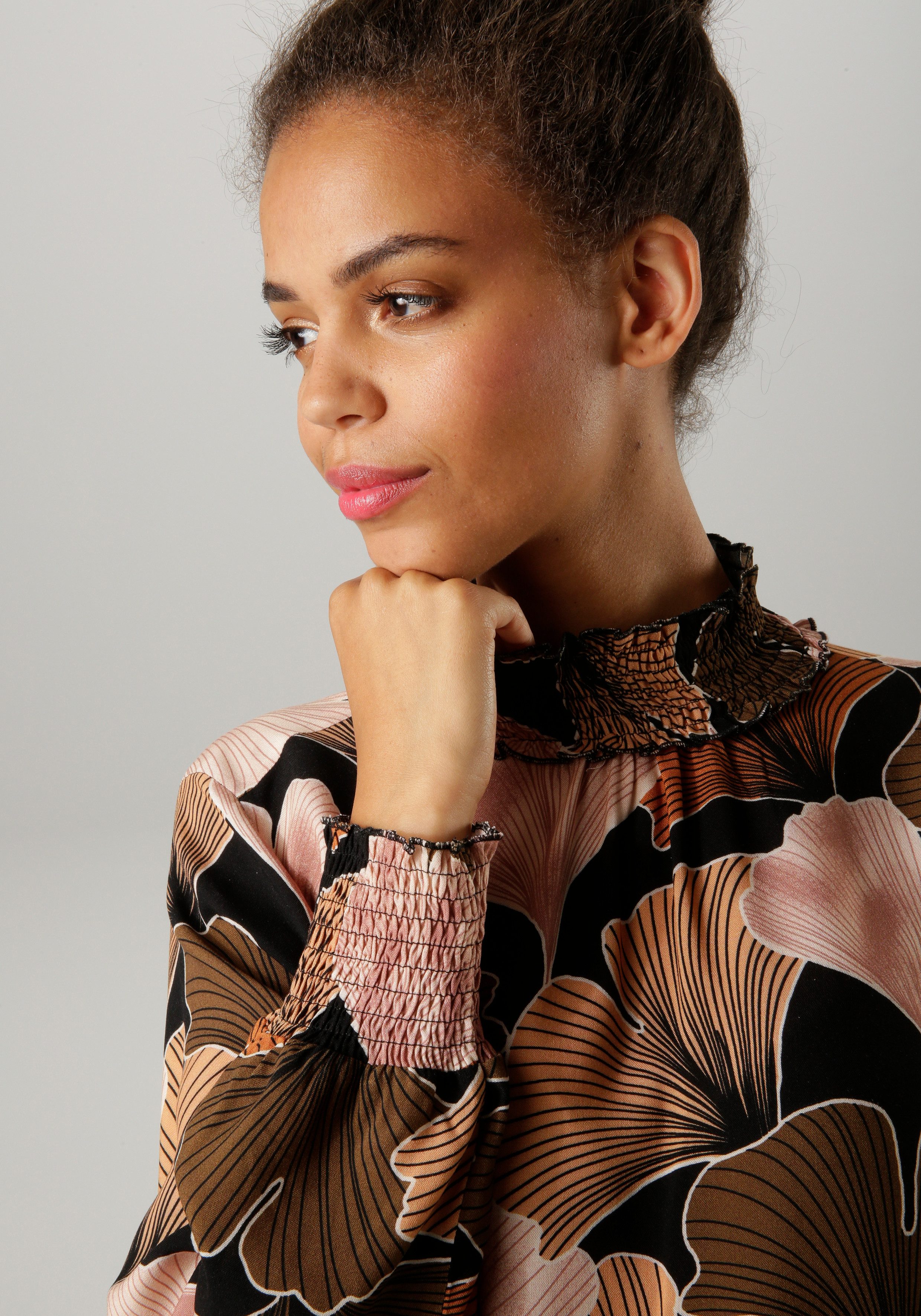 Aniston CASUAL Schlupfbluse mit erdfarbenen, großflächigen Blättern bedruckt