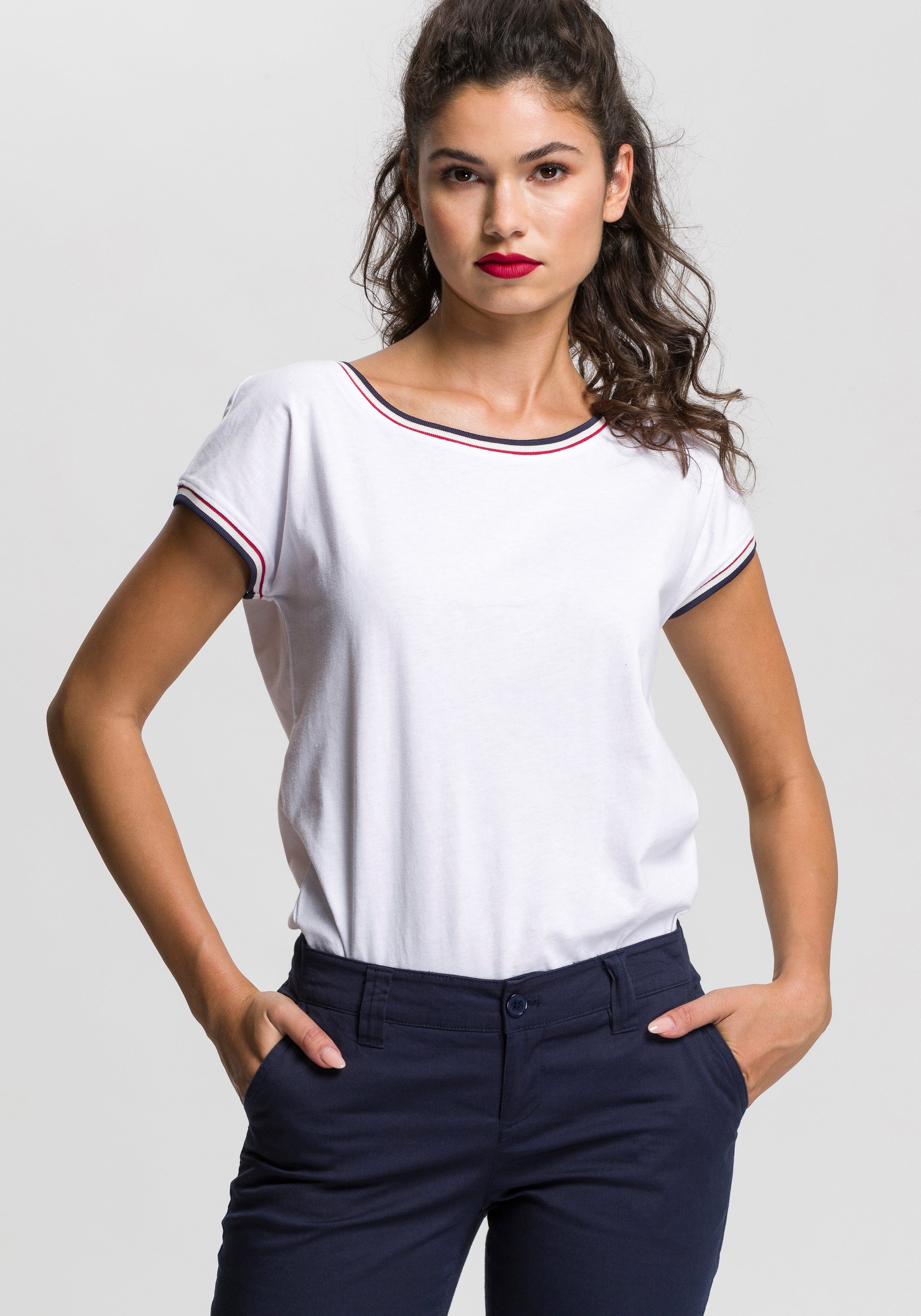 AJC Rundhalsshirt figurumspielende Passform, Rundhalsausschnitt mit Blende günstig online kaufen