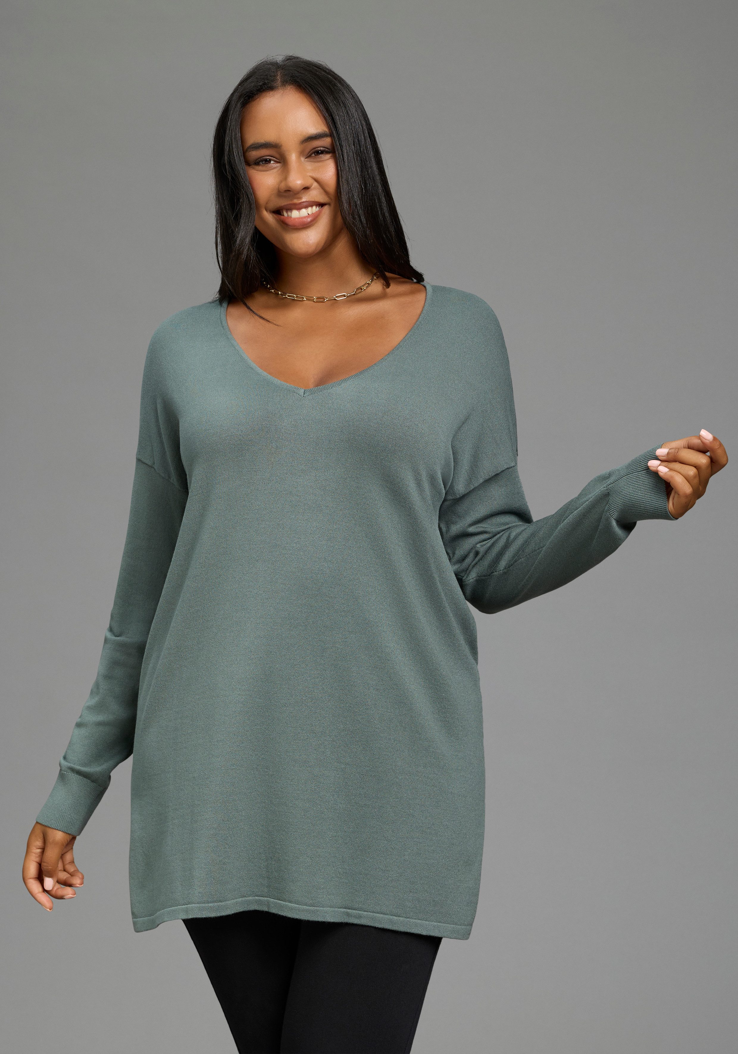 Laura Scott CURVE Longpullover Große Größen aus fließendem Feinstrick mit schönem V-Ausschnitt. € 49,99, (€ 49,99 pro 1 Stk).