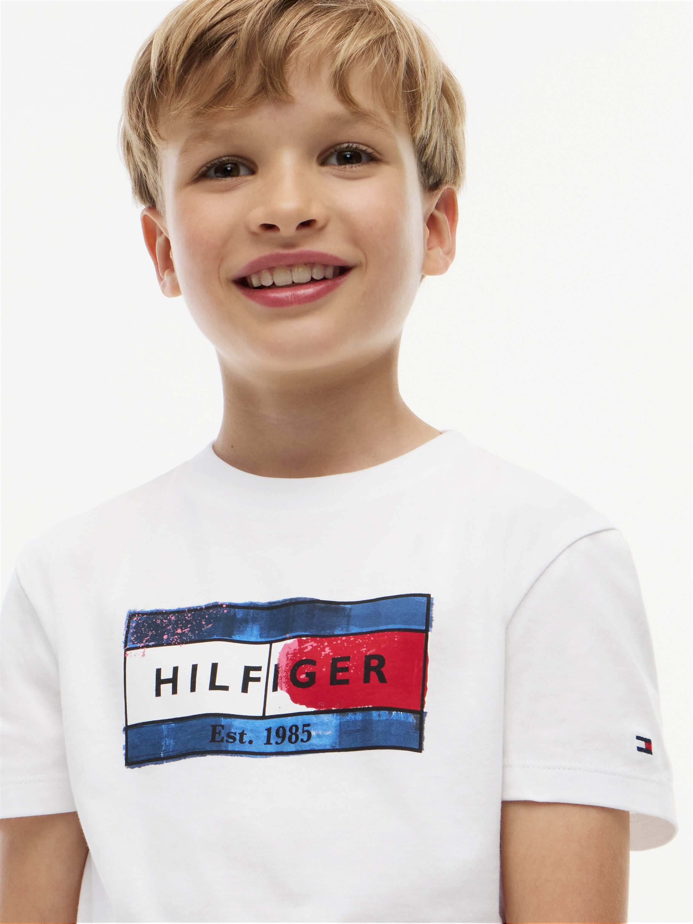 Tommy Hilfiger T-Shirt HILFIGER FLAG GRAPHIC TEE Rundhalsausschnitt, Regular Fit, Kinder bis 16 Jahre – Bild 2 von 5