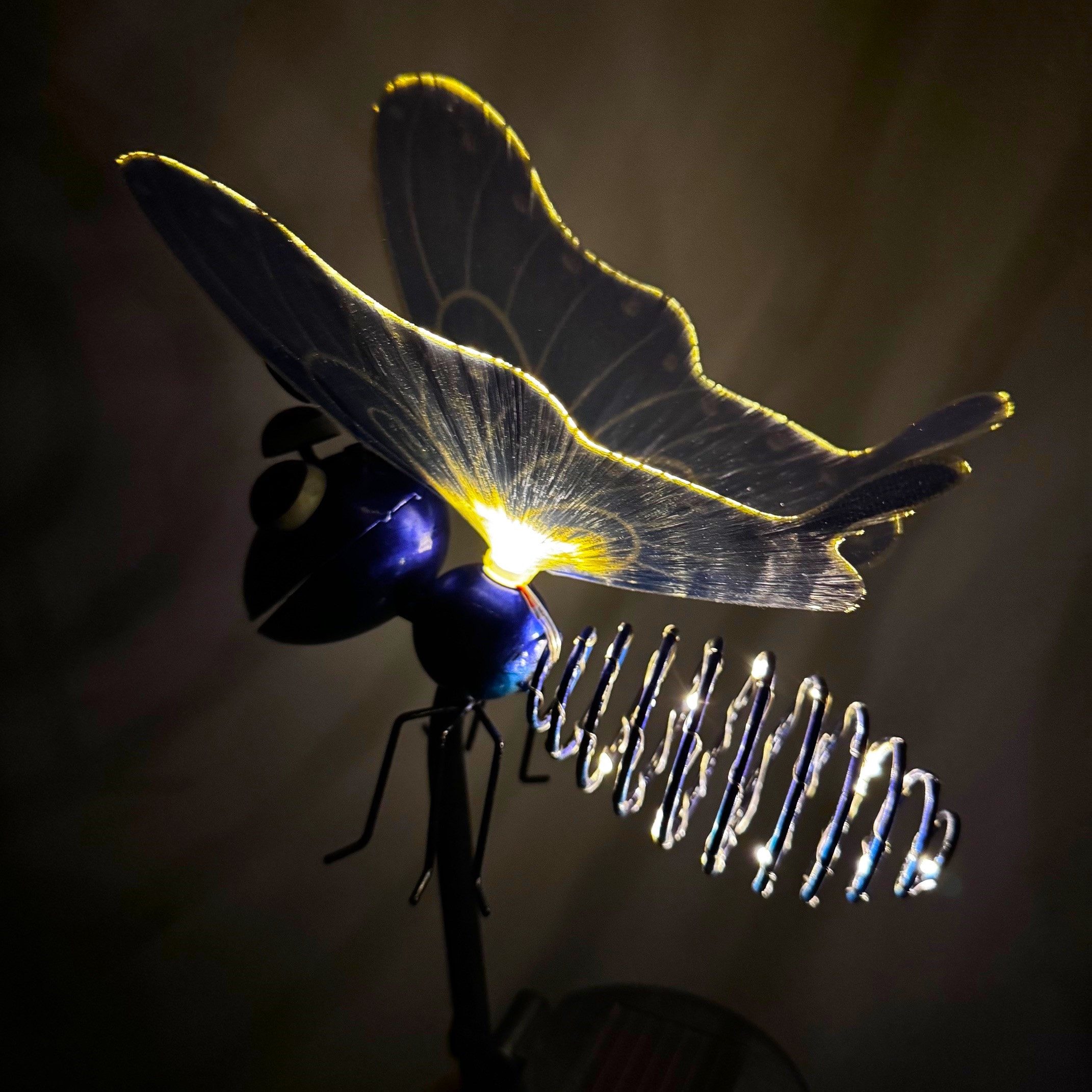 Online-Fuchs Gartenstecker - LED-Solarleuchte Schmetterling mit Lichterkette für außen (12 warmweiße LEDs, Deko Gartenfiguren) aus Metall gefertigt - ca. 93 cm groß - Gartendeko