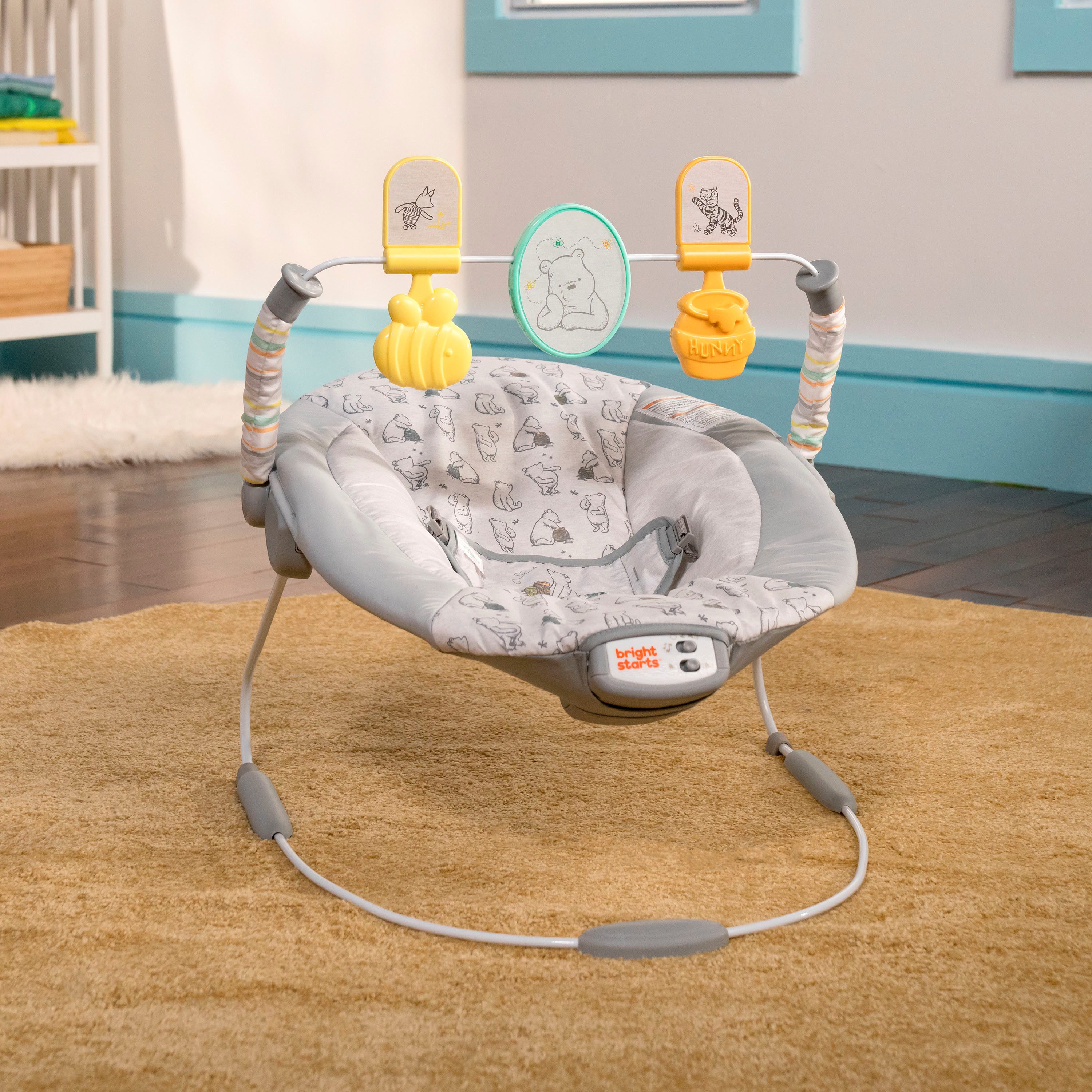 Bright Starts Babywippe Disney Winnie the Pooh Classic Pals Vibrating Bouncer, mit Sound-Effekt