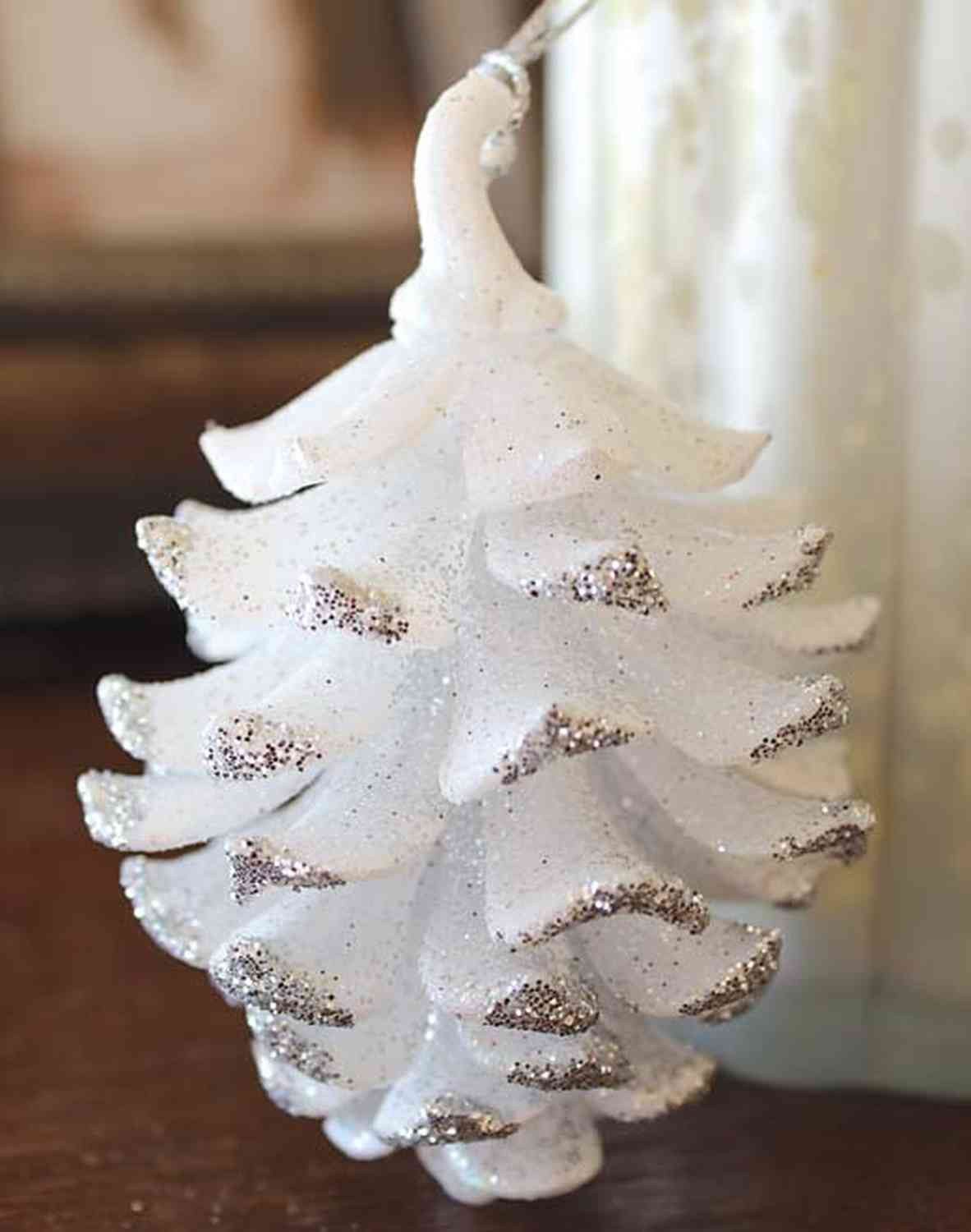INNA-Glas Christbaumschmuck Acryl Hänger Tannenzapfen CATHARINA, Glitzer, weiß-Silber, 9cm, Ø7cm