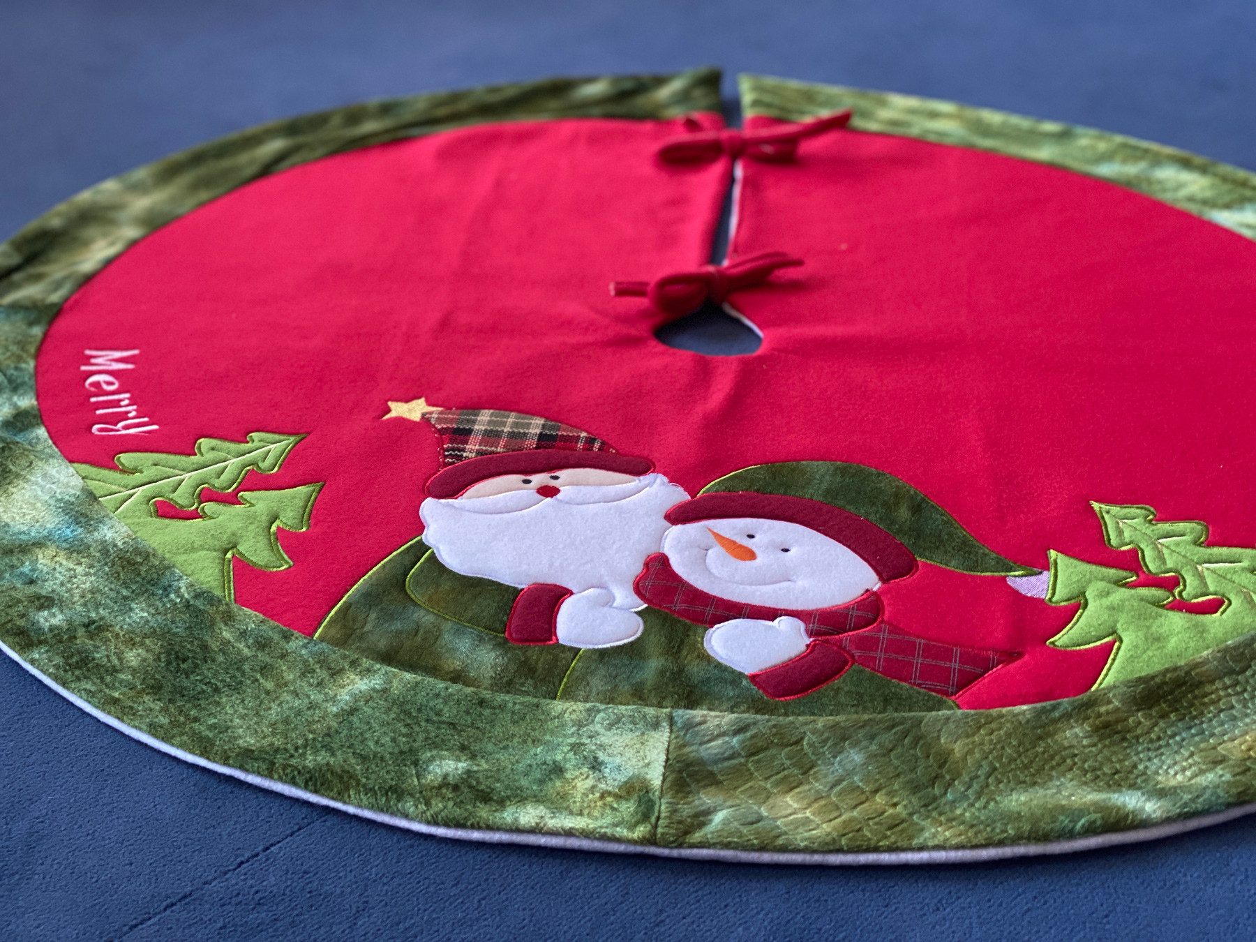 heimtexland Weihnachtsbaumdecke Weihnachtsdeko Baumschmuck Christbaumdecke Baumteppich (1-tlg), Weihnachtsbaum Deko bestickt Baumständer Schürze – Bild 3 von 5